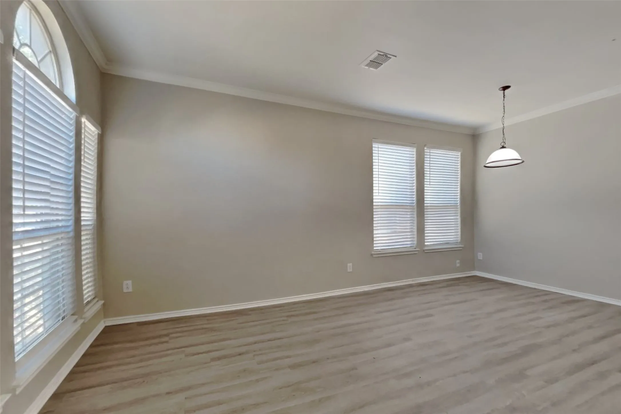 Single Family Residence For Rent in Tarrant County , 8841 Noontide Drive, Fort Worth, Texas 76179, 3 Bedroom, 3 Bathroom, 2 Garage spaces, 2,360 Sqft, built in 2007, mls#21366872, Real Estate Agent in Fort Worth, Homes For Rent in Tarrant county, Homes For Rent in Fort Worth, Realtor in Fort Worth Texas, Real Estate Brokerage Independent Realty Texas, Luminita Cordes Realtor