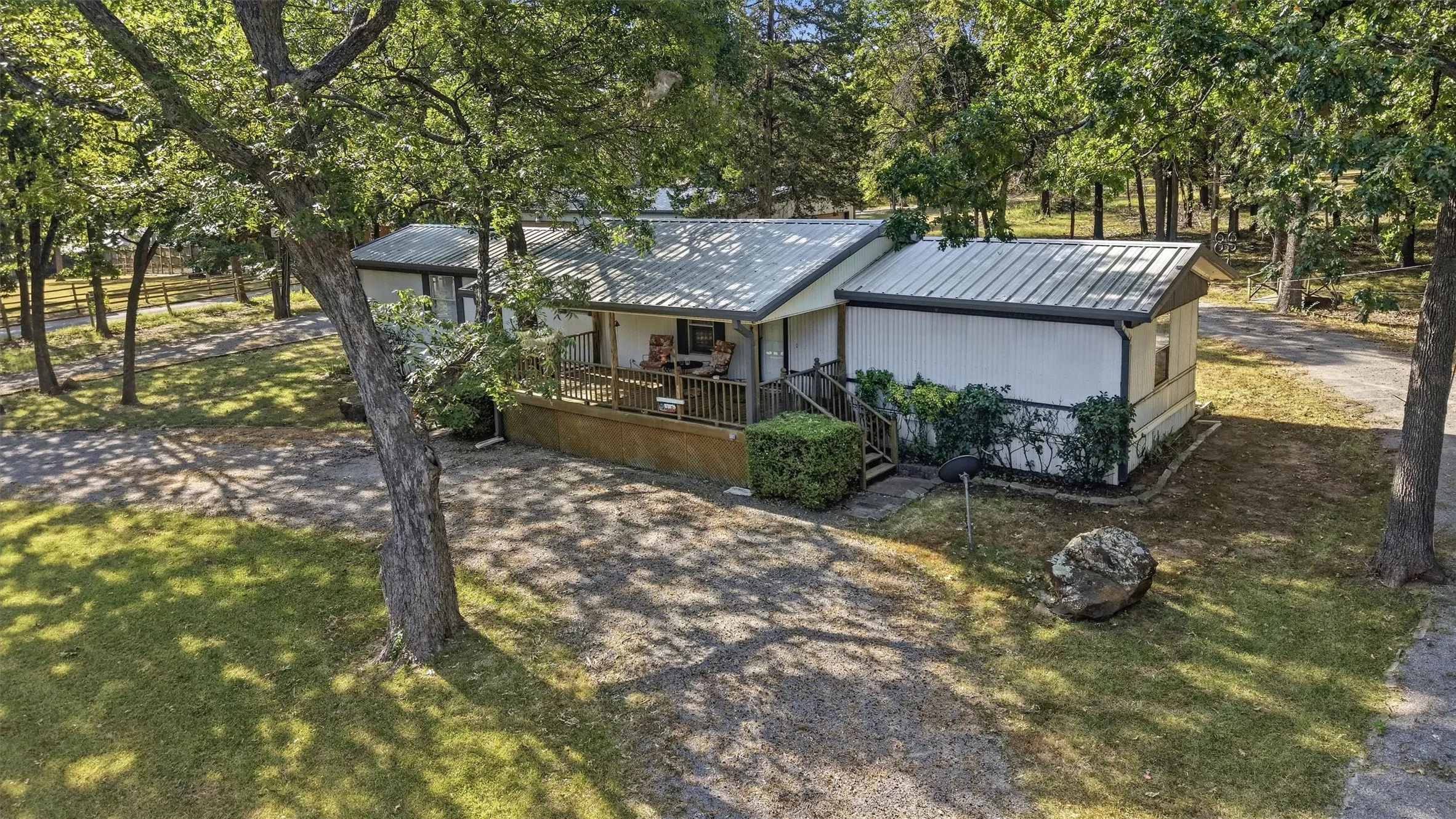 Manufactured Home For Sale in Grayson County , 228 Oklahoma Avenue, Pottsboro, Texas 75076, 3 Bedroom, 2 Bathroom, 4 Garage spaces, 1,216 Sqft, built in 2001, mls#21365862, Real Estate Agent in Pottsboro, Homes For Sale in Grayson county, Homes For Sale in Pottsboro, Realtor in Pottsboro Texas, Real Estate Brokerage Independent Realty Texas, Luminita Cordes Realtor