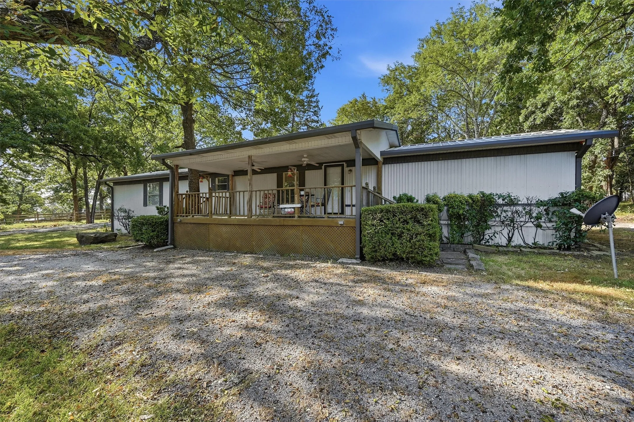 Manufactured Home For Sale in Grayson County , 228 Oklahoma Avenue, Pottsboro, Texas 75076, 3 Bedroom, 2 Bathroom, 4 Garage spaces, 1,216 Sqft, built in 2001, mls#21365862, Real Estate Agent in Pottsboro, Homes For Sale in Grayson county, Homes For Sale in Pottsboro, Realtor in Pottsboro Texas, Real Estate Brokerage Independent Realty Texas, Luminita Cordes Realtor