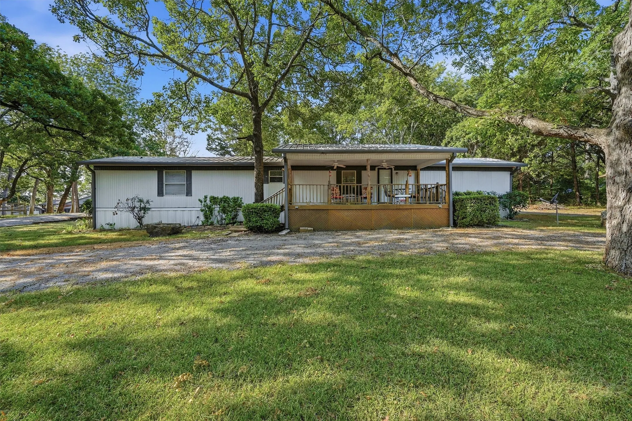 Manufactured Home For Sale in Grayson County , 228 Oklahoma Avenue, Pottsboro, Texas 75076, 3 Bedroom, 2 Bathroom, 4 Garage spaces, 1,216 Sqft, built in 2001, mls#21365862, Real Estate Agent in Pottsboro, Homes For Sale in Grayson county, Homes For Sale in Pottsboro, Realtor in Pottsboro Texas, Real Estate Brokerage Independent Realty Texas, Luminita Cordes Realtor