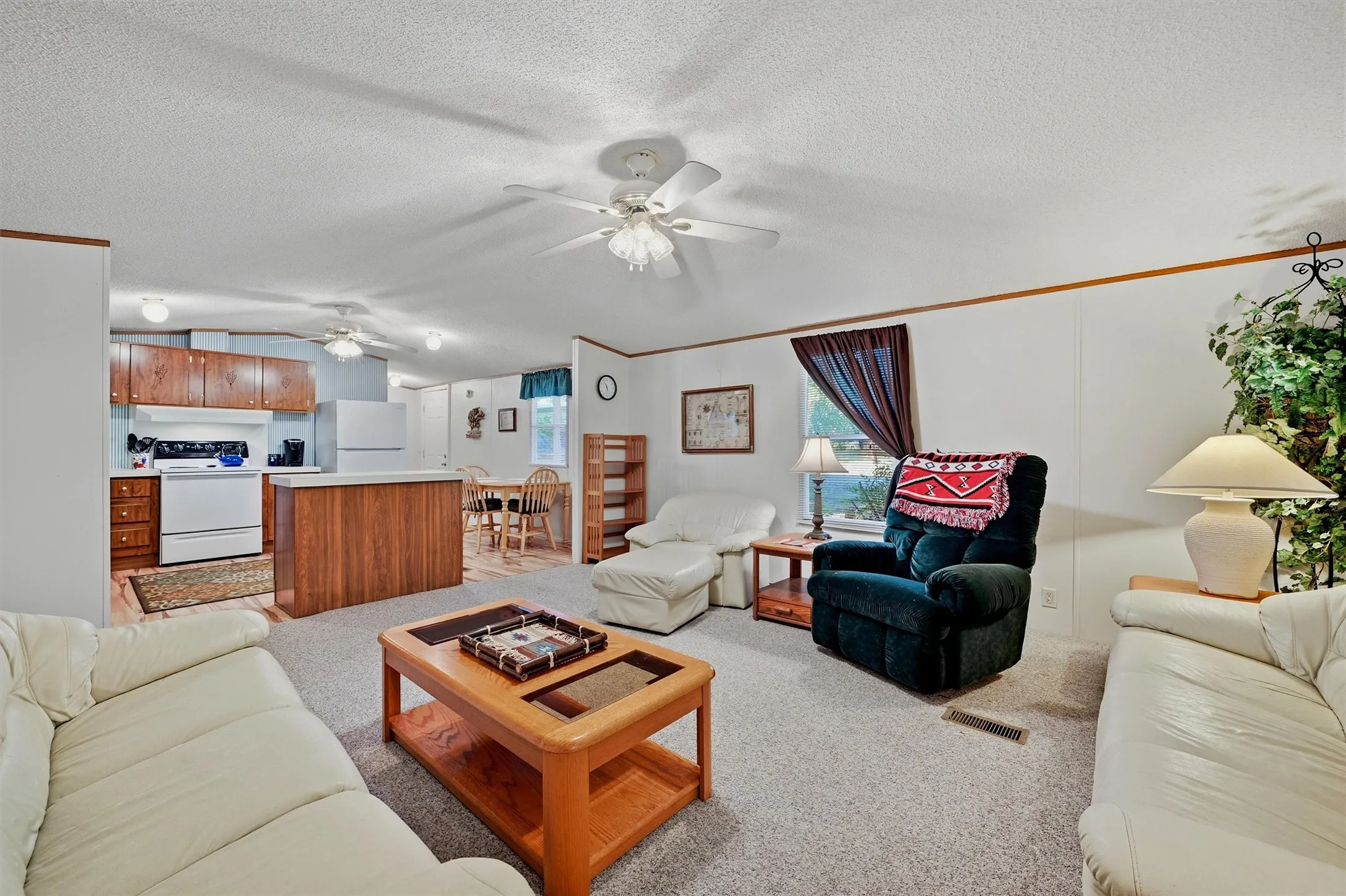 Manufactured Home For Sale in Grayson County , 228 Oklahoma Avenue, Pottsboro, Texas 75076, 3 Bedroom, 2 Bathroom, 4 Garage spaces, 1,216 Sqft, built in 2001, mls#21365862, Real Estate Agent in Pottsboro, Homes For Sale in Grayson county, Homes For Sale in Pottsboro, Realtor in Pottsboro Texas, Real Estate Brokerage Independent Realty Texas, Luminita Cordes Realtor