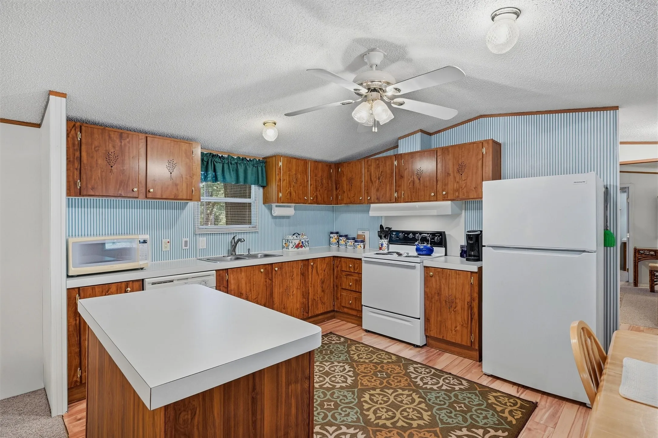 Manufactured Home For Sale in Grayson County , 228 Oklahoma Avenue, Pottsboro, Texas 75076, 3 Bedroom, 2 Bathroom, 4 Garage spaces, 1,216 Sqft, built in 2001, mls#21365862, Real Estate Agent in Pottsboro, Homes For Sale in Grayson county, Homes For Sale in Pottsboro, Realtor in Pottsboro Texas, Real Estate Brokerage Independent Realty Texas, Luminita Cordes Realtor