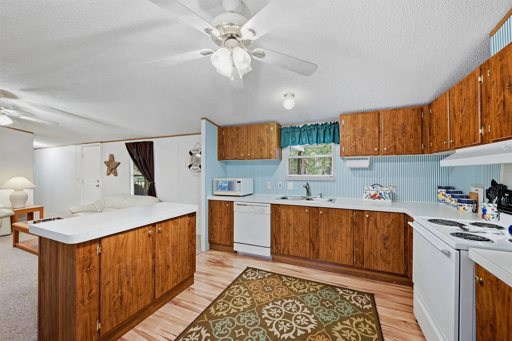 Manufactured Home For Sale in Grayson County , 228 Oklahoma Avenue, Pottsboro, Texas 75076, 3 Bedroom, 2 Bathroom, 4 Garage spaces, 1,216 Sqft, built in 2001, mls#21365862, Real Estate Agent in Pottsboro, Homes For Sale in Grayson county, Homes For Sale in Pottsboro, Realtor in Pottsboro Texas, Real Estate Brokerage Independent Realty Texas, Luminita Cordes Realtor