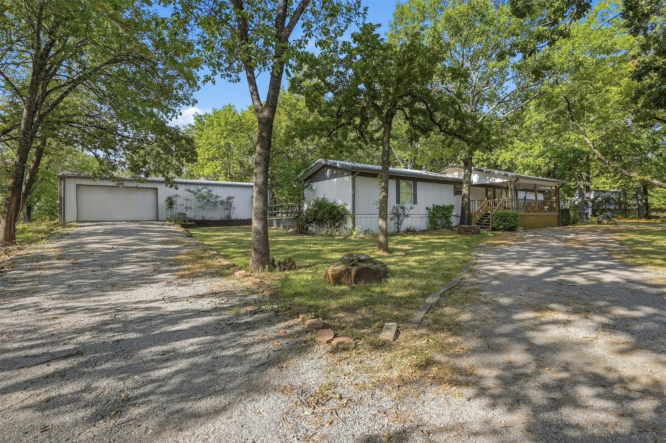 Manufactured Home For Sale in Grayson County , 228 Oklahoma Avenue, Pottsboro, Texas 75076, 3 Bedroom, 2 Bathroom, 4 Garage spaces, 1,216 Sqft, built in 2001, mls#21365862, Real Estate Agent in Pottsboro, Homes For Sale in Grayson county, Homes For Sale in Pottsboro, Realtor in Pottsboro Texas, Real Estate Brokerage Independent Realty Texas, Luminita Cordes Realtor