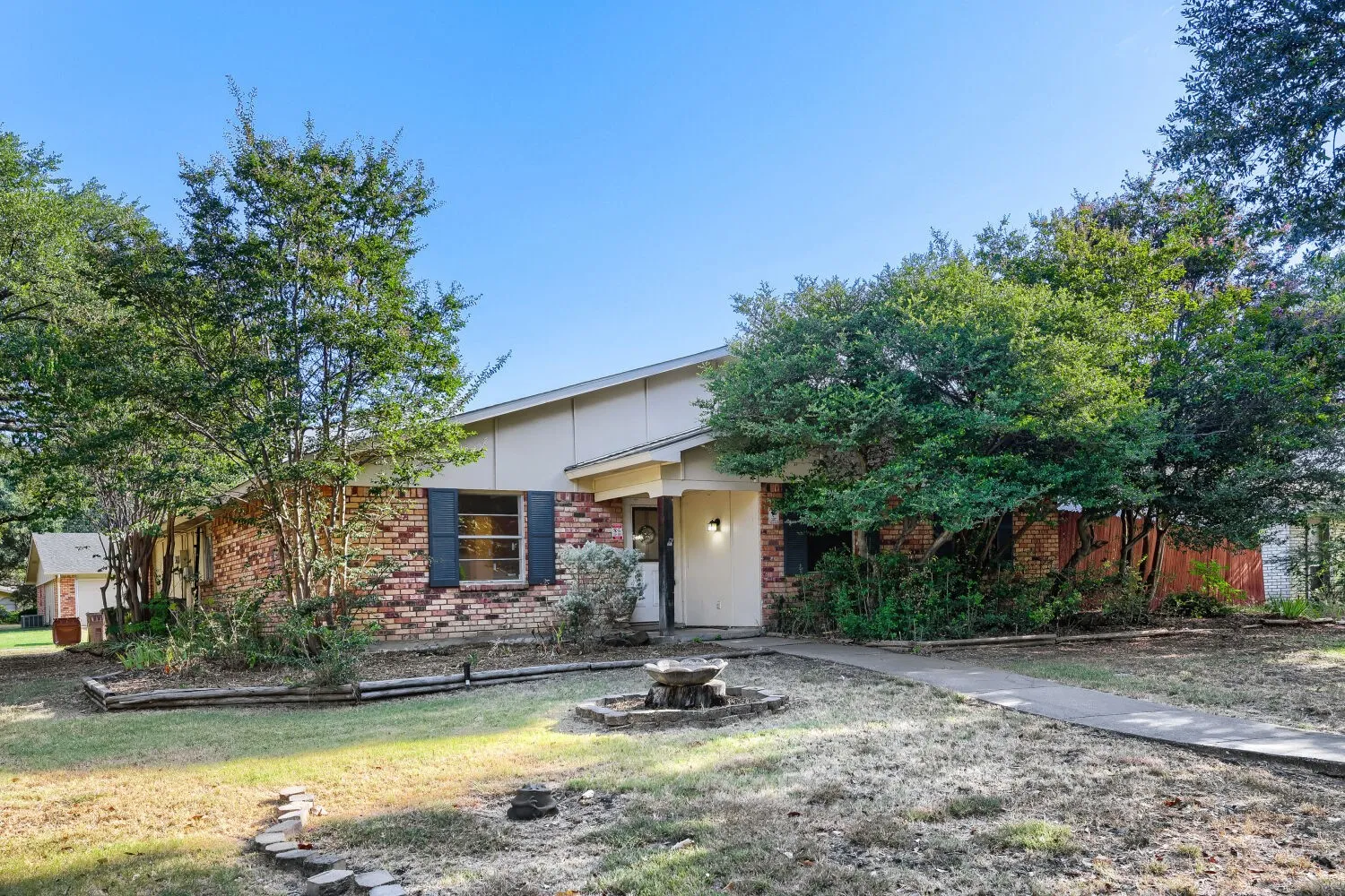 Single Family Residence For Sale in Collin County , 1309 Whitehall Drive, Plano, Texas 75023, 3 Bedroom, 2 Bathroom, 2 Garage spaces, 1,744 Sqft, built in 1974, mls#21366873, Real Estate Agent in Plano, Homes For Sale in Collin county, Homes For Sale in Plano, Realtor in Plano Texas, Real Estate Brokerage Independent Realty Texas, Luminita Cordes Realtor