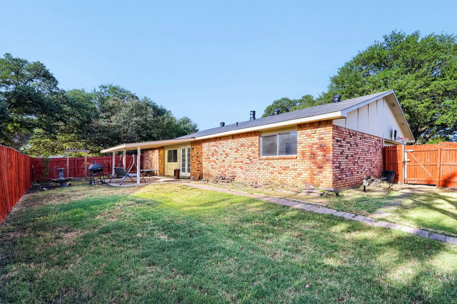 Single Family Residence For Sale in Collin County , 1309 Whitehall Drive, Plano, Texas 75023, 3 Bedroom, 2 Bathroom, 2 Garage spaces, 1,744 Sqft, built in 1974, mls#21366873, Real Estate Agent in Plano, Homes For Sale in Collin county, Homes For Sale in Plano, Realtor in Plano Texas, Real Estate Brokerage Independent Realty Texas, Luminita Cordes Realtor