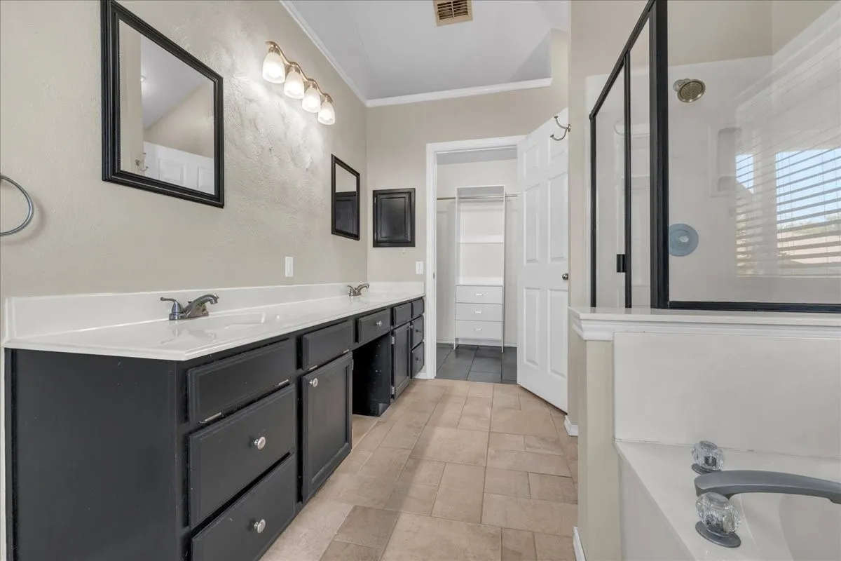 with dual sinks & separate shower