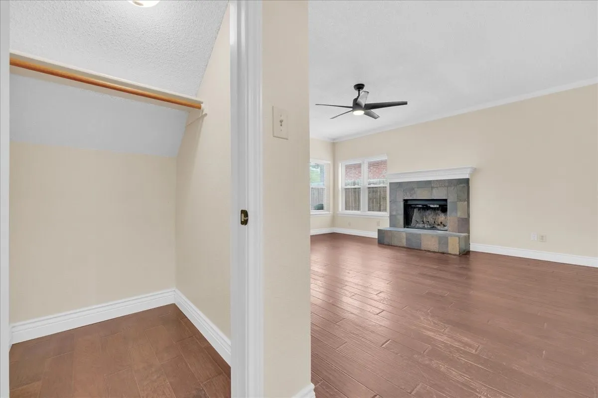 Single Family Residence For Sale in Tarrant County , 2971 Seguin Trail, Fort Worth, Texas 76118, 4 Bedroom, 3 Bathroom, 3 Garage spaces, 2,181 Sqft, built in 1992, mls#21366881, Real Estate Agent in Fort Worth, Homes For Sale in Tarrant county, Homes For Sale in Fort Worth, Realtor in Fort Worth Texas, Real Estate Brokerage Independent Realty Texas, Luminita Cordes Realtor