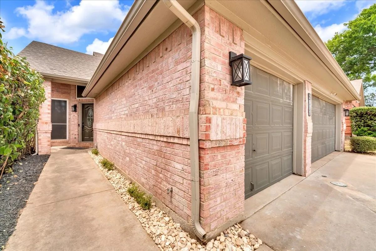 Single Family Residence For Sale in Tarrant County , 2971 Seguin Trail, Fort Worth, Texas 76118, 4 Bedroom, 3 Bathroom, 3 Garage spaces, 2,181 Sqft, built in 1992, mls#21366881, Real Estate Agent in Fort Worth, Homes For Sale in Tarrant county, Homes For Sale in Fort Worth, Realtor in Fort Worth Texas, Real Estate Brokerage Independent Realty Texas, Luminita Cordes Realtor