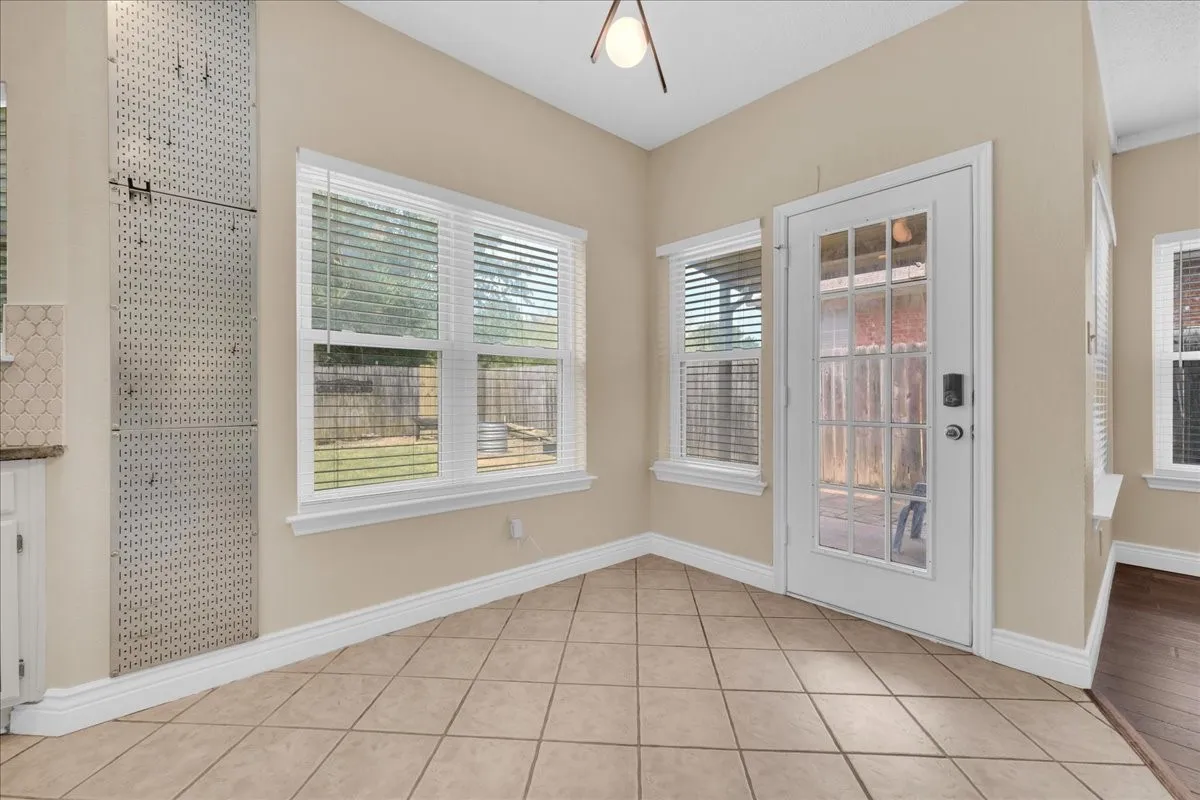 Single Family Residence For Sale in Tarrant County , 2971 Seguin Trail, Fort Worth, Texas 76118, 4 Bedroom, 3 Bathroom, 3 Garage spaces, 2,181 Sqft, built in 1992, mls#21366881, Real Estate Agent in Fort Worth, Homes For Sale in Tarrant county, Homes For Sale in Fort Worth, Realtor in Fort Worth Texas, Real Estate Brokerage Independent Realty Texas, Luminita Cordes Realtor