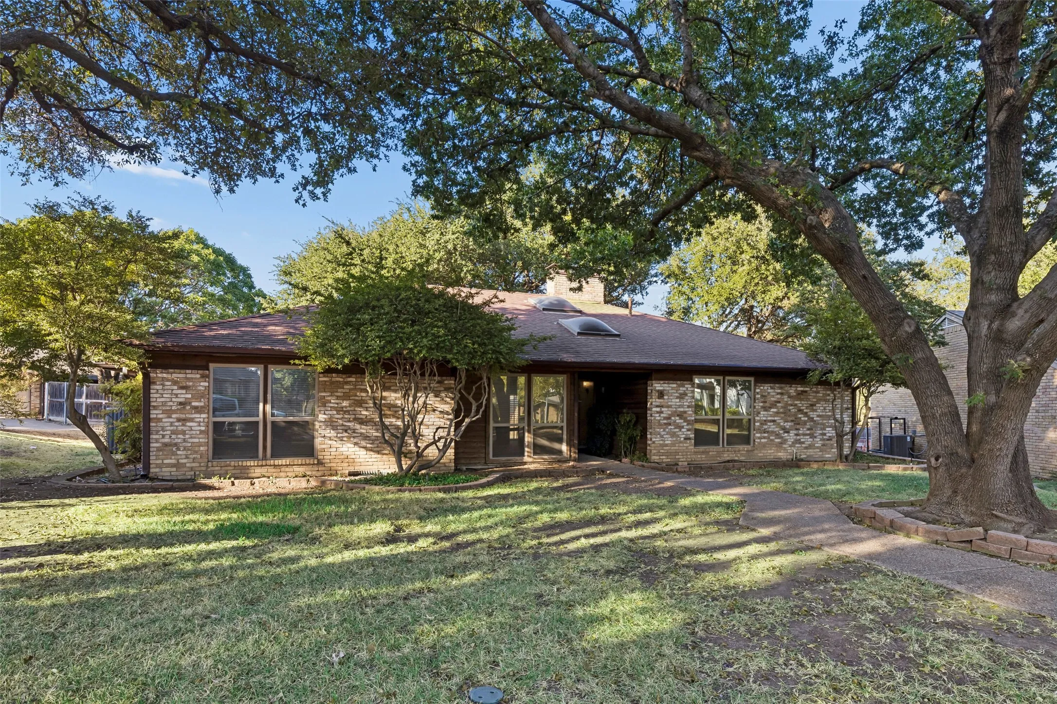 Single Family Residence For Sale in Dallas County , 5 Shannon Court, Richardson, Texas 75082, 4 Bedroom, 3 Bathroom, 2 Garage spaces, 2,421 Sqft, built in 1978, mls#21366862, Real Estate Agent in Richardson, Homes For Sale in Dallas county, Homes For Sale in Richardson, Realtor in Richardson Texas, Real Estate Brokerage Independent Realty Texas, Luminita Cordes Realtor