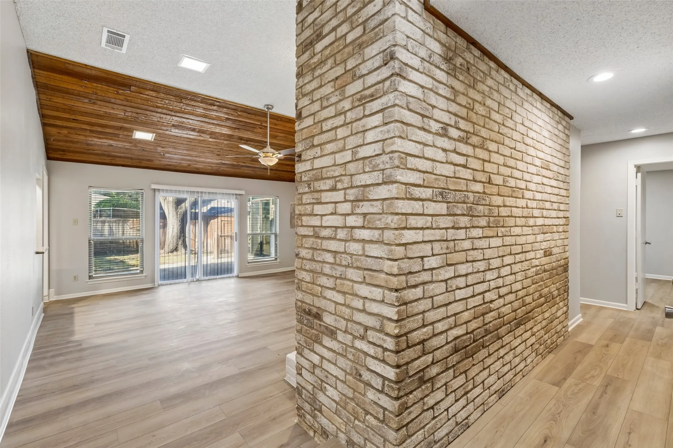 Single Family Residence For Sale in Dallas County , 5 Shannon Court, Richardson, Texas 75082, 4 Bedroom, 3 Bathroom, 2 Garage spaces, 2,421 Sqft, built in 1978, mls#21366862, Real Estate Agent in Richardson, Homes For Sale in Dallas county, Homes For Sale in Richardson, Realtor in Richardson Texas, Real Estate Brokerage Independent Realty Texas, Luminita Cordes Realtor