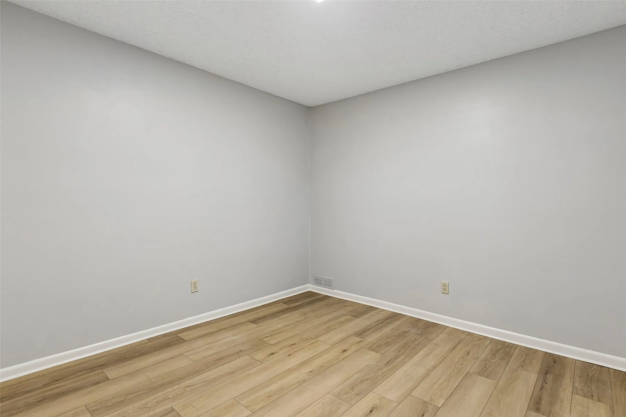 Single Family Residence For Sale in Dallas County , 5 Shannon Court, Richardson, Texas 75082, 4 Bedroom, 3 Bathroom, 2 Garage spaces, 2,421 Sqft, built in 1978, mls#21366862, Real Estate Agent in Richardson, Homes For Sale in Dallas county, Homes For Sale in Richardson, Realtor in Richardson Texas, Real Estate Brokerage Independent Realty Texas, Luminita Cordes Realtor