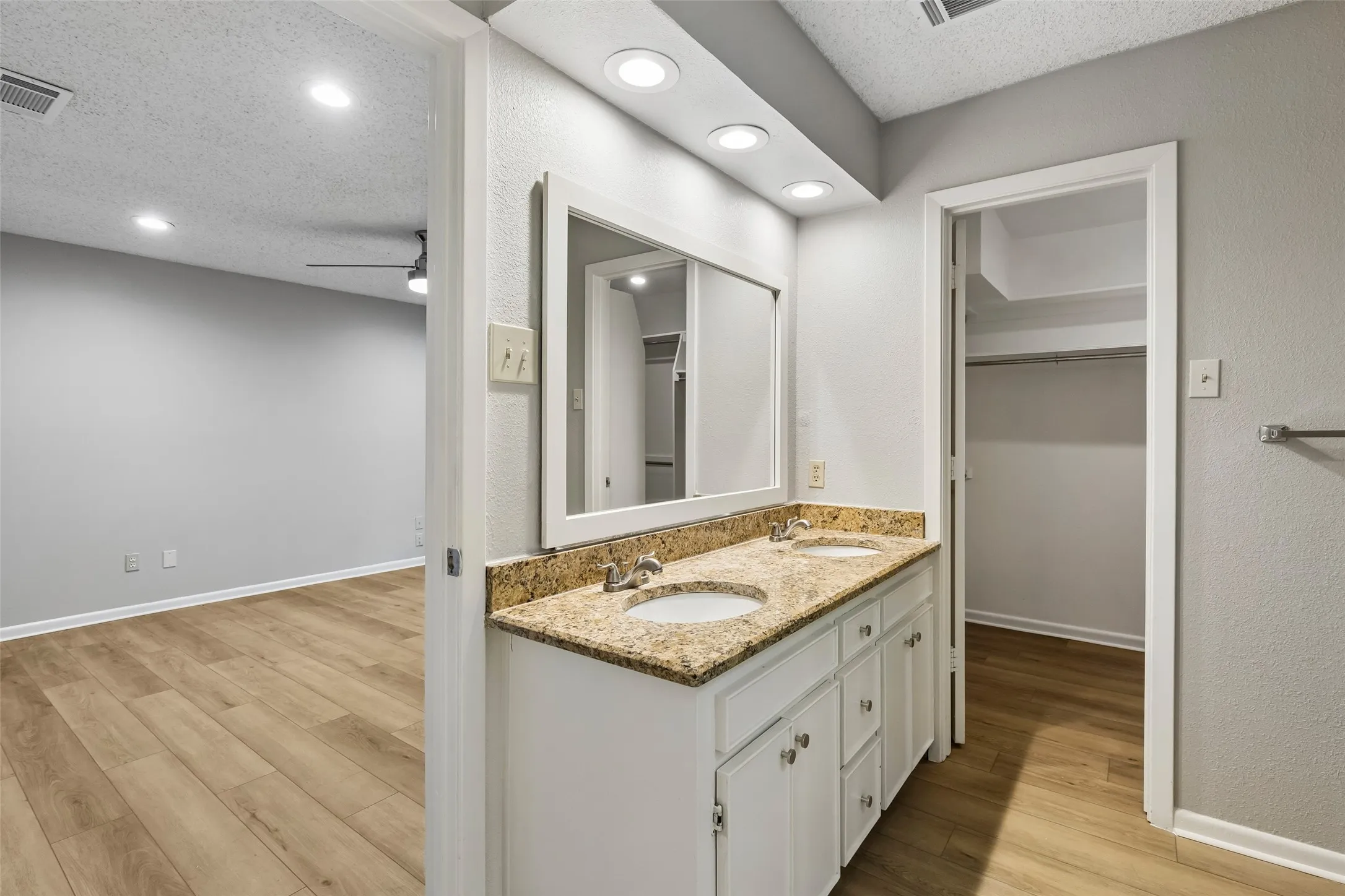 Single Family Residence For Sale in Dallas County , 5 Shannon Court, Richardson, Texas 75082, 4 Bedroom, 3 Bathroom, 2 Garage spaces, 2,421 Sqft, built in 1978, mls#21366862, Real Estate Agent in Richardson, Homes For Sale in Dallas county, Homes For Sale in Richardson, Realtor in Richardson Texas, Real Estate Brokerage Independent Realty Texas, Luminita Cordes Realtor