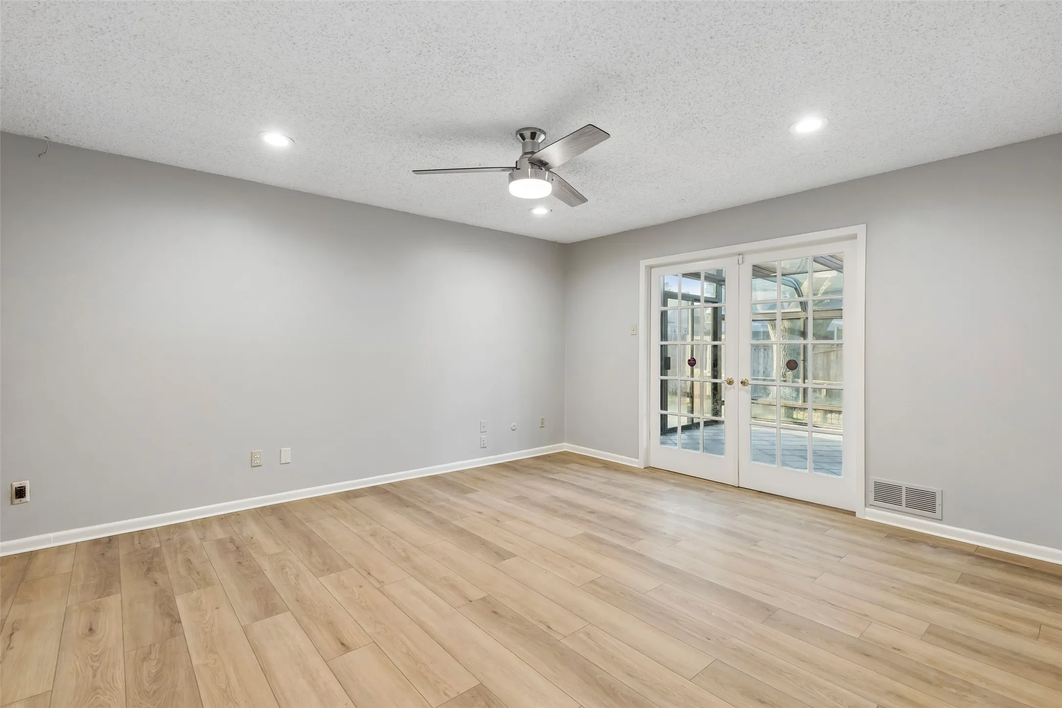 Single Family Residence For Sale in Dallas County , 5 Shannon Court, Richardson, Texas 75082, 4 Bedroom, 3 Bathroom, 2 Garage spaces, 2,421 Sqft, built in 1978, mls#21366862, Real Estate Agent in Richardson, Homes For Sale in Dallas county, Homes For Sale in Richardson, Realtor in Richardson Texas, Real Estate Brokerage Independent Realty Texas, Luminita Cordes Realtor