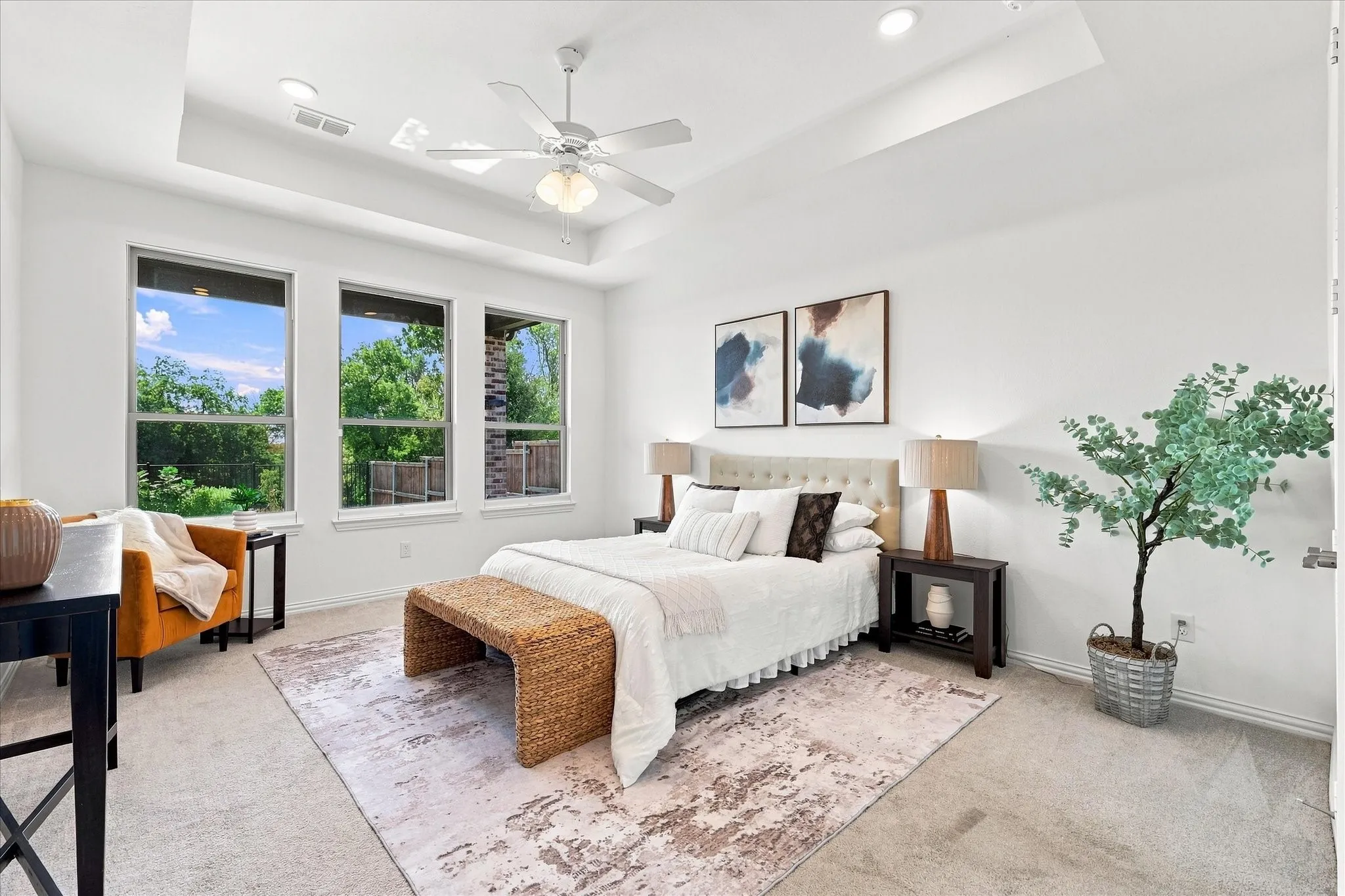 Tray ceiling with a ceiling fan