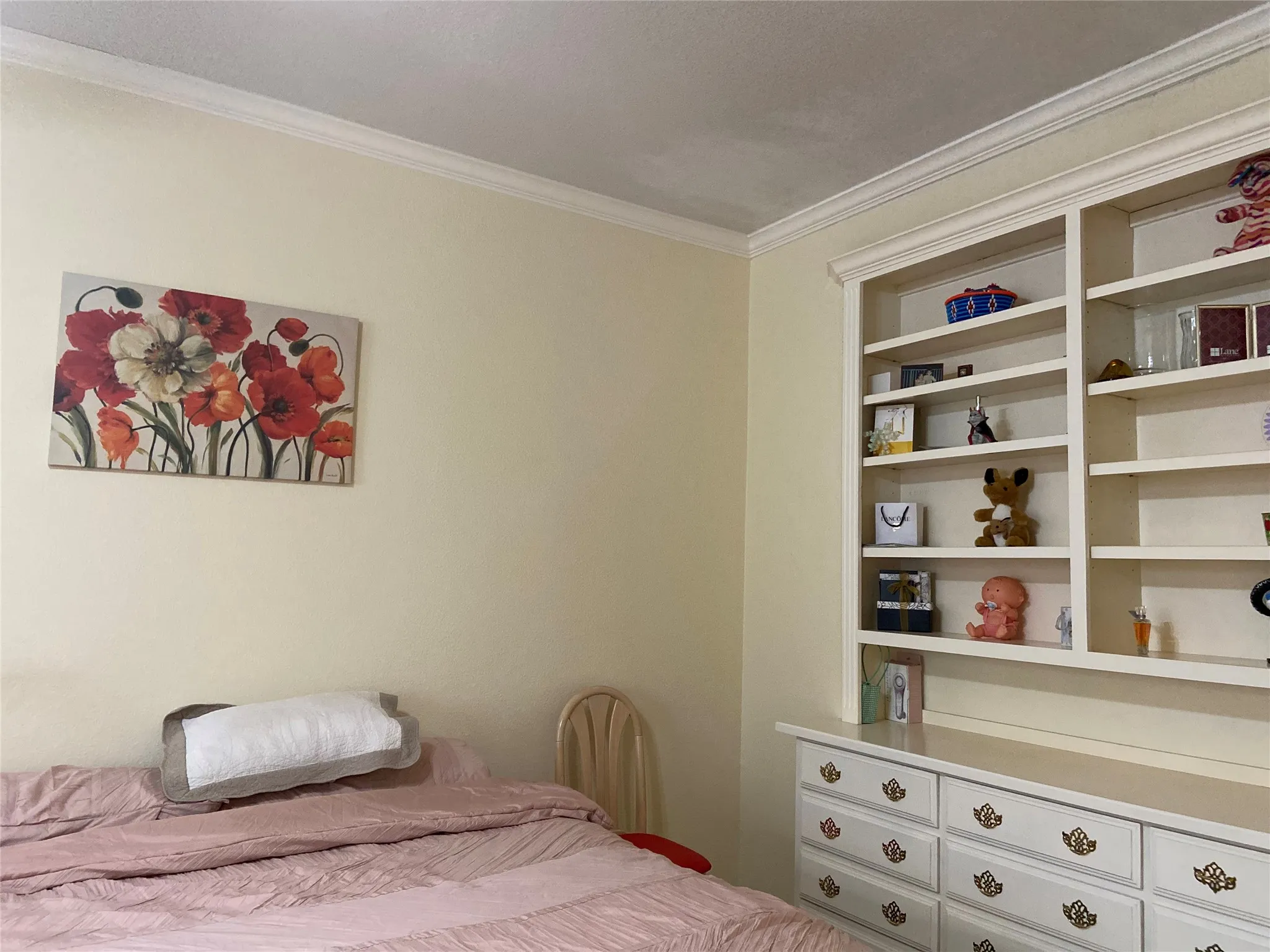 Built-in shelving unit with crown molding and integrated drawers