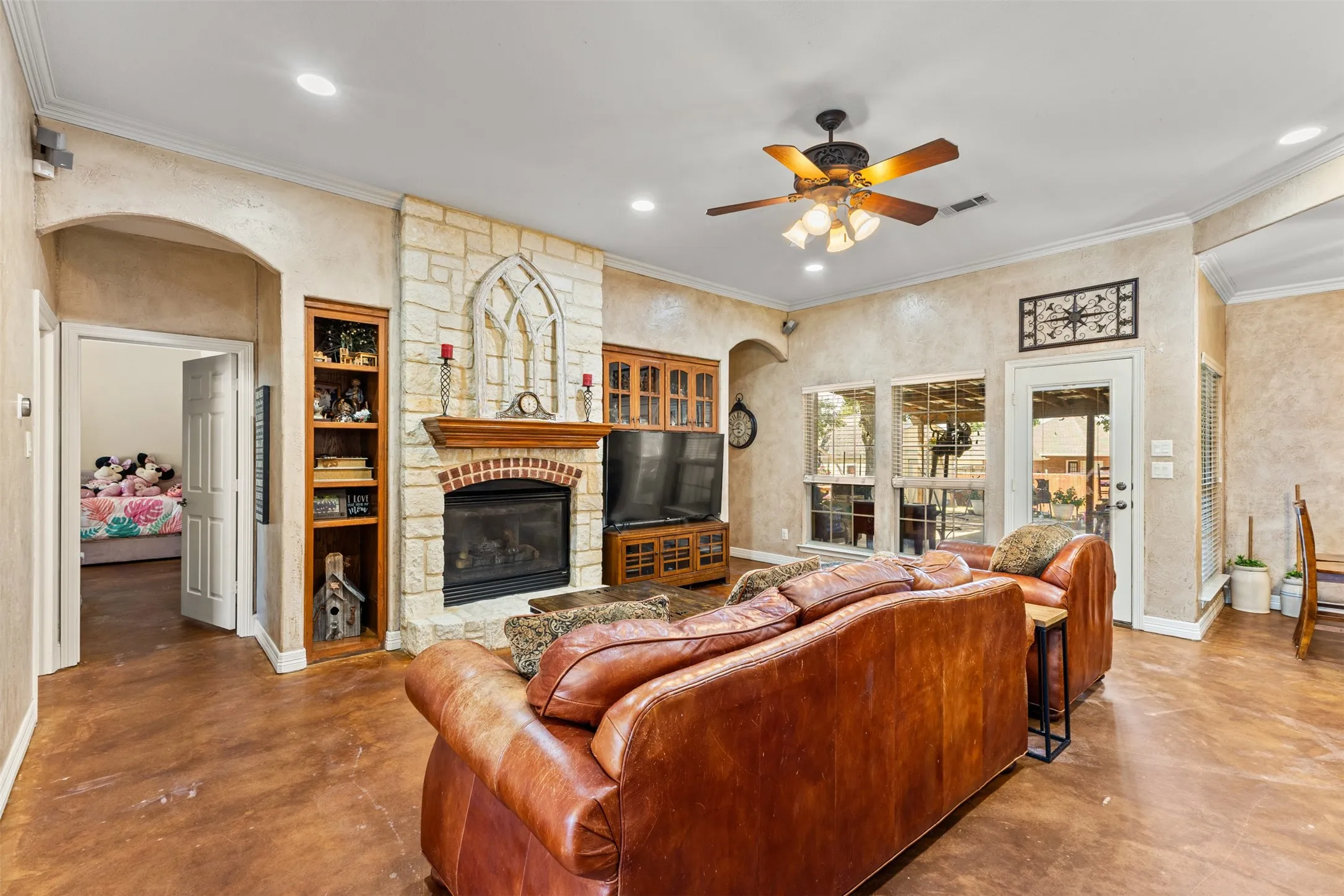 Single Family Residence For Sale in Ellis County , 1010 Williams Street, Ennis, Texas 75119, 3 Bedroom, 3 Bathroom, 2 Garage spaces, 1,933 Sqft, built in 2005, mls#21354624, Real Estate Agent in Ennis, Homes For Sale in Ellis county, Homes For Sale in Ennis, Realtor in Ennis Texas, Real Estate Brokerage Independent Realty Texas, Luminita Cordes Realtor