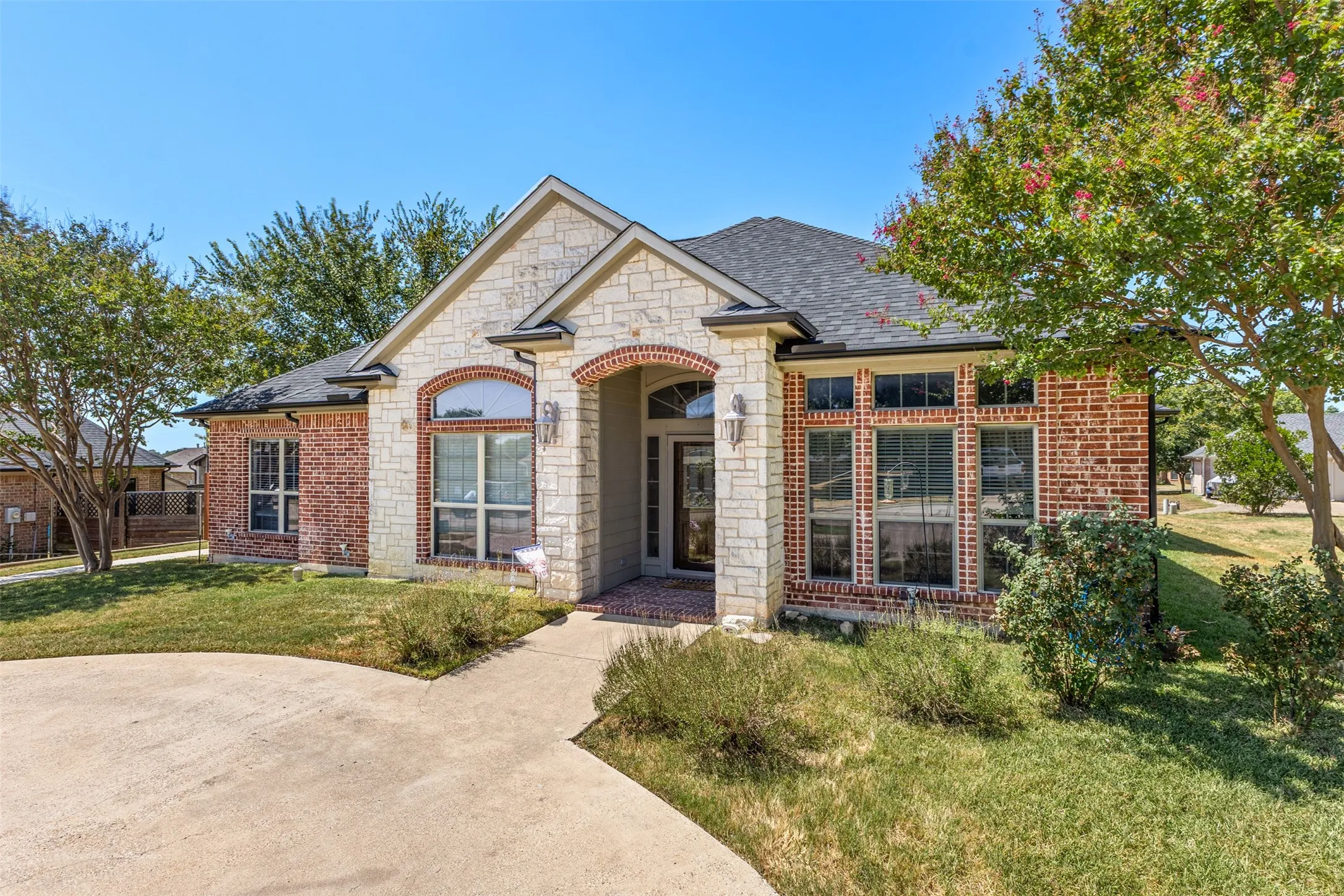 Single Family Residence For Sale in Ellis County , 1010 Williams Street, Ennis, Texas 75119, 3 Bedroom, 3 Bathroom, 2 Garage spaces, 1,933 Sqft, built in 2005, mls#21354624, Real Estate Agent in Ennis, Homes For Sale in Ellis county, Homes For Sale in Ennis, Realtor in Ennis Texas, Real Estate Brokerage Independent Realty Texas, Luminita Cordes Realtor