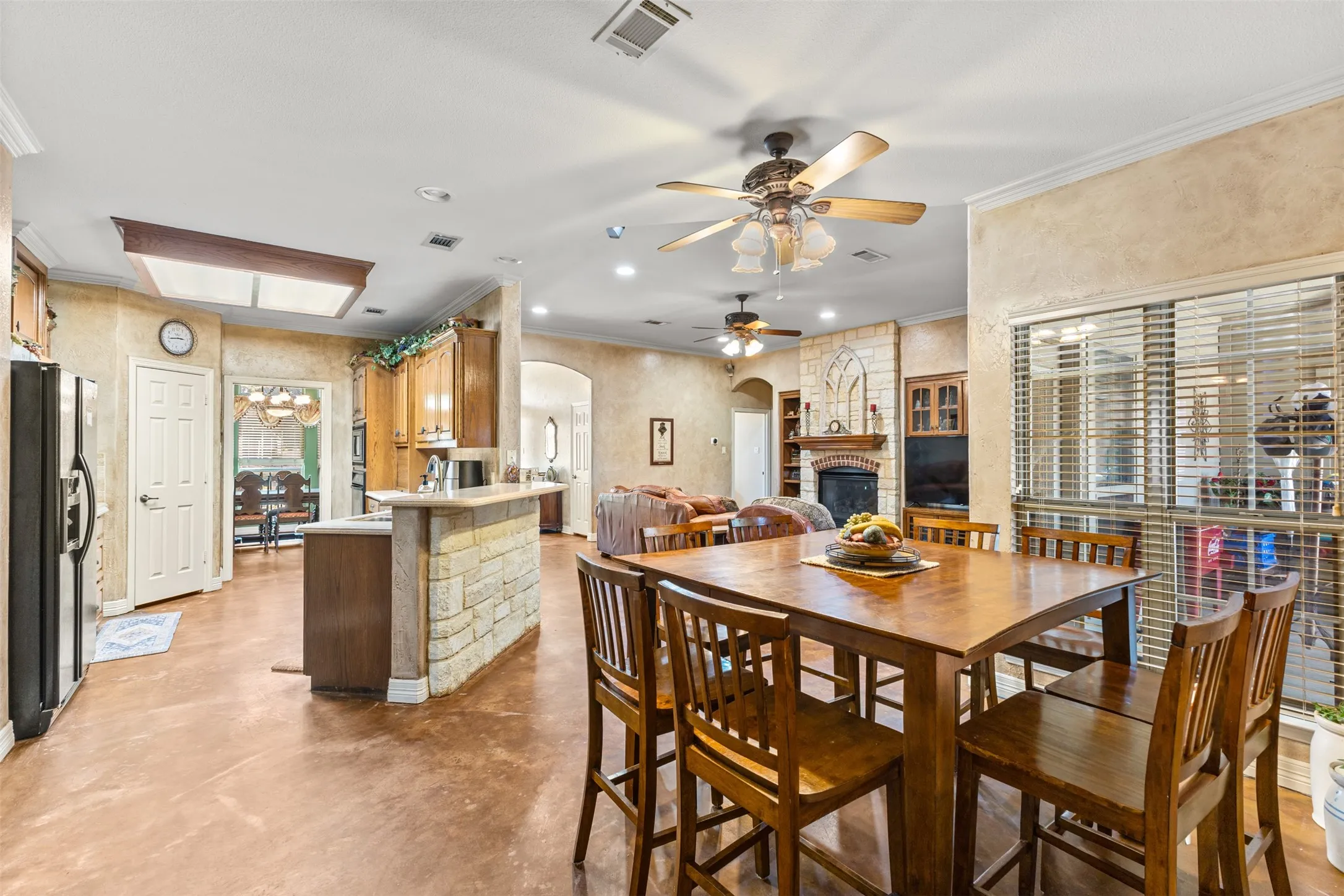 Single Family Residence For Sale in Ellis County , 1010 Williams Street, Ennis, Texas 75119, 3 Bedroom, 3 Bathroom, 2 Garage spaces, 1,933 Sqft, built in 2005, mls#21354624, Real Estate Agent in Ennis, Homes For Sale in Ellis county, Homes For Sale in Ennis, Realtor in Ennis Texas, Real Estate Brokerage Independent Realty Texas, Luminita Cordes Realtor