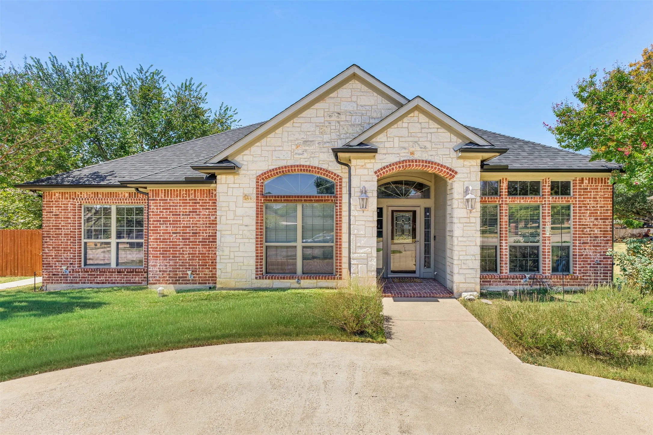 Single Family Residence For Sale in Ellis County , 1010 Williams Street, Ennis, Texas 75119, 3 Bedroom, 3 Bathroom, 2 Garage spaces, 1,933 Sqft, built in 2005, mls#21354624, Real Estate Agent in Ennis, Homes For Sale in Ellis county, Homes For Sale in Ennis, Realtor in Ennis Texas, Real Estate Brokerage Independent Realty Texas, Luminita Cordes Realtor