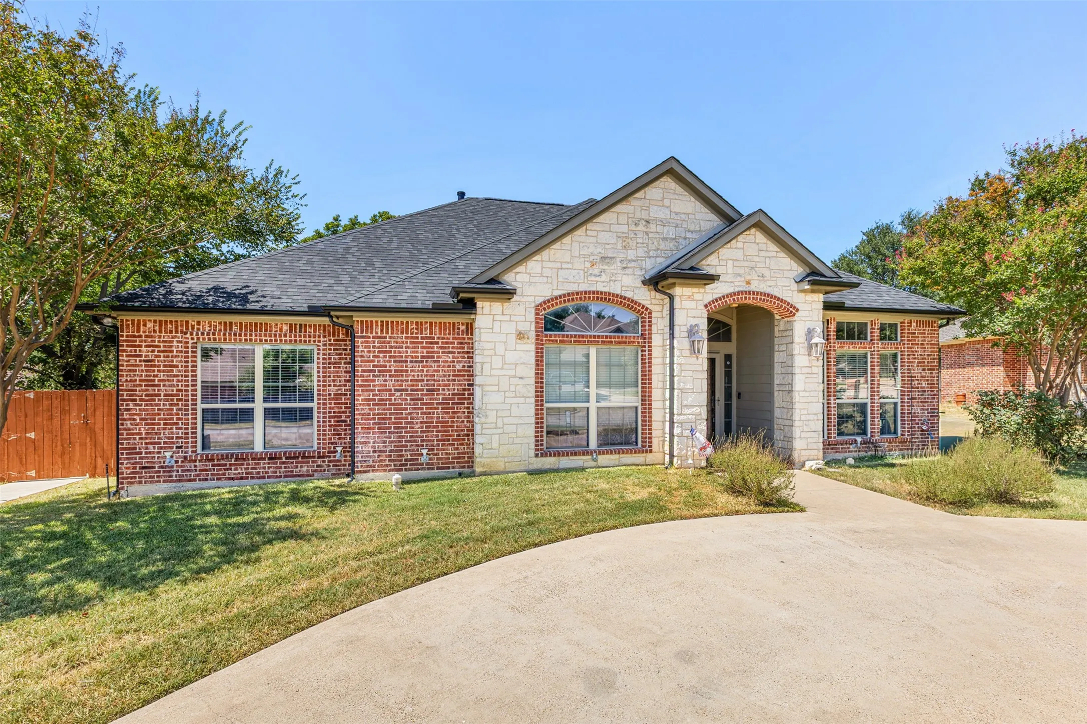 Single Family Residence For Sale in Ellis County , 1010 Williams Street, Ennis, Texas 75119, 3 Bedroom, 3 Bathroom, 2 Garage spaces, 1,933 Sqft, built in 2005, mls#21354624, Real Estate Agent in Ennis, Homes For Sale in Ellis county, Homes For Sale in Ennis, Realtor in Ennis Texas, Real Estate Brokerage Independent Realty Texas, Luminita Cordes Realtor