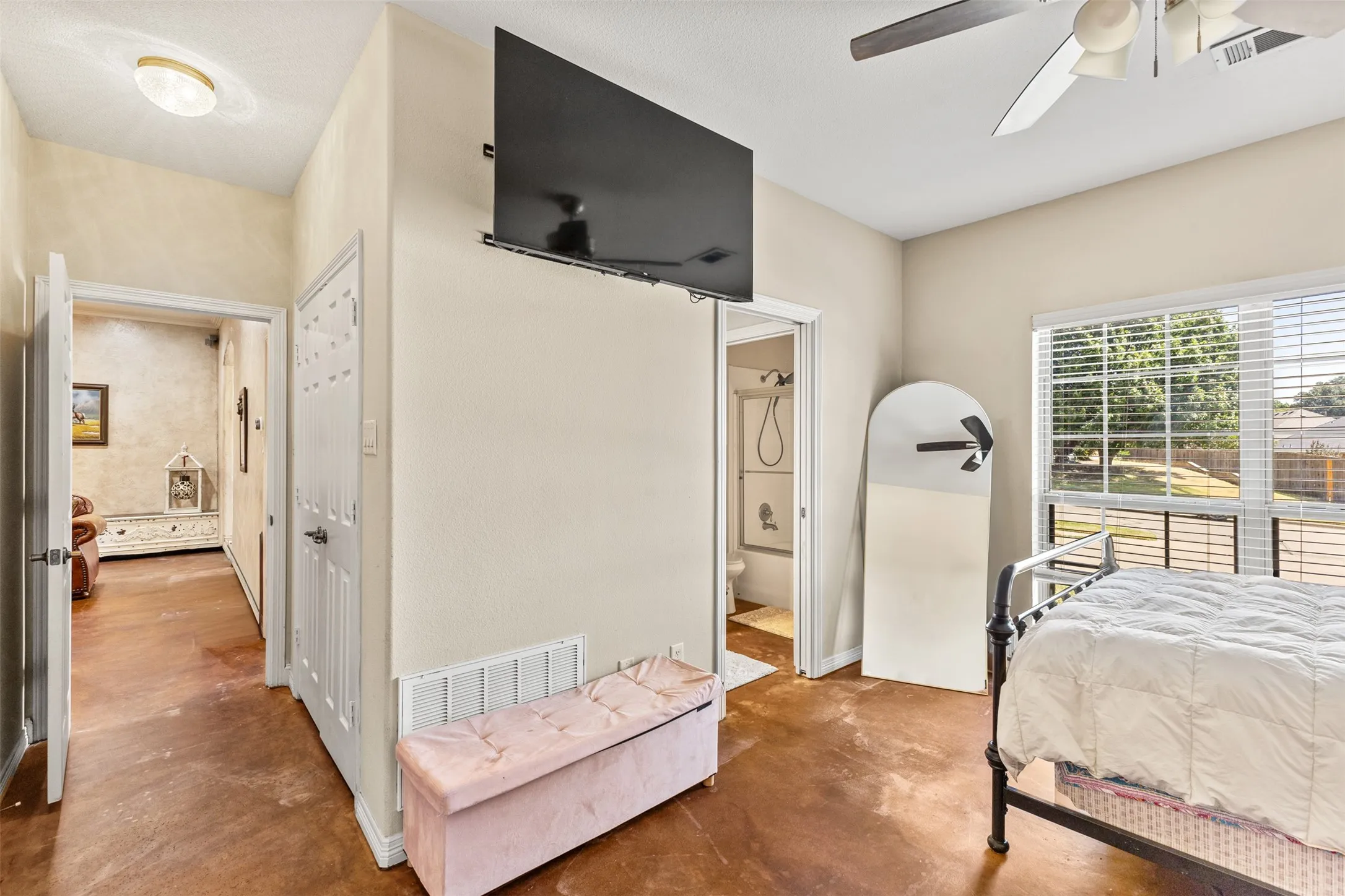 Single Family Residence For Sale in Ellis County , 1010 Williams Street, Ennis, Texas 75119, 3 Bedroom, 3 Bathroom, 2 Garage spaces, 1,933 Sqft, built in 2005, mls#21354624, Real Estate Agent in Ennis, Homes For Sale in Ellis county, Homes For Sale in Ennis, Realtor in Ennis Texas, Real Estate Brokerage Independent Realty Texas, Luminita Cordes Realtor