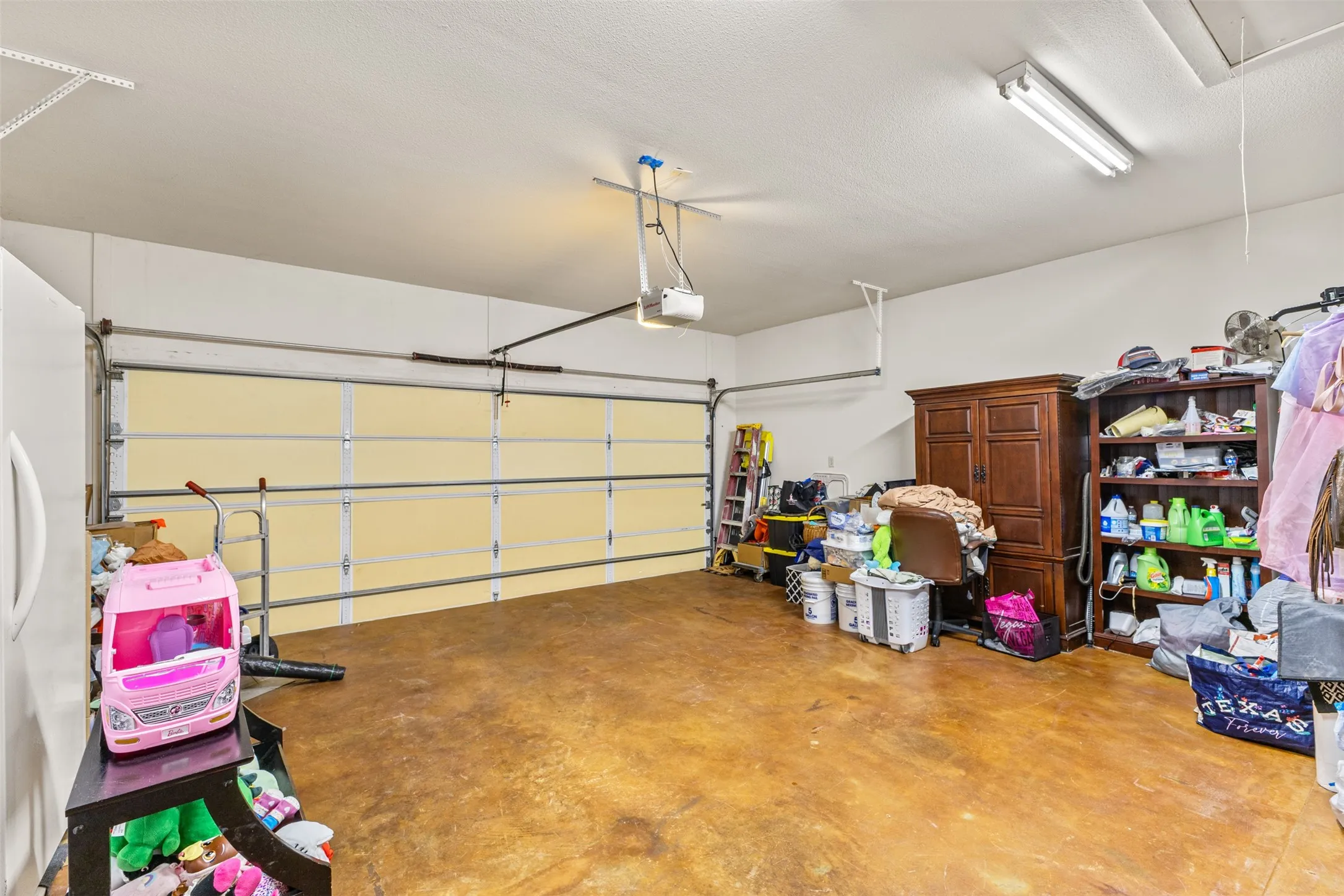 Single Family Residence For Sale in Ellis County , 1010 Williams Street, Ennis, Texas 75119, 3 Bedroom, 3 Bathroom, 2 Garage spaces, 1,933 Sqft, built in 2005, mls#21354624, Real Estate Agent in Ennis, Homes For Sale in Ellis county, Homes For Sale in Ennis, Realtor in Ennis Texas, Real Estate Brokerage Independent Realty Texas, Luminita Cordes Realtor