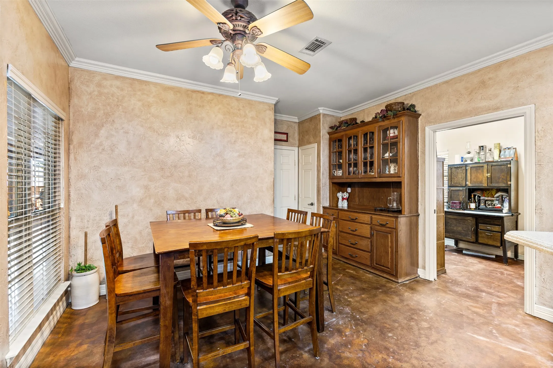 Single Family Residence For Sale in Ellis County , 1010 Williams Street, Ennis, Texas 75119, 3 Bedroom, 3 Bathroom, 2 Garage spaces, 1,933 Sqft, built in 2005, mls#21354624, Real Estate Agent in Ennis, Homes For Sale in Ellis county, Homes For Sale in Ennis, Realtor in Ennis Texas, Real Estate Brokerage Independent Realty Texas, Luminita Cordes Realtor