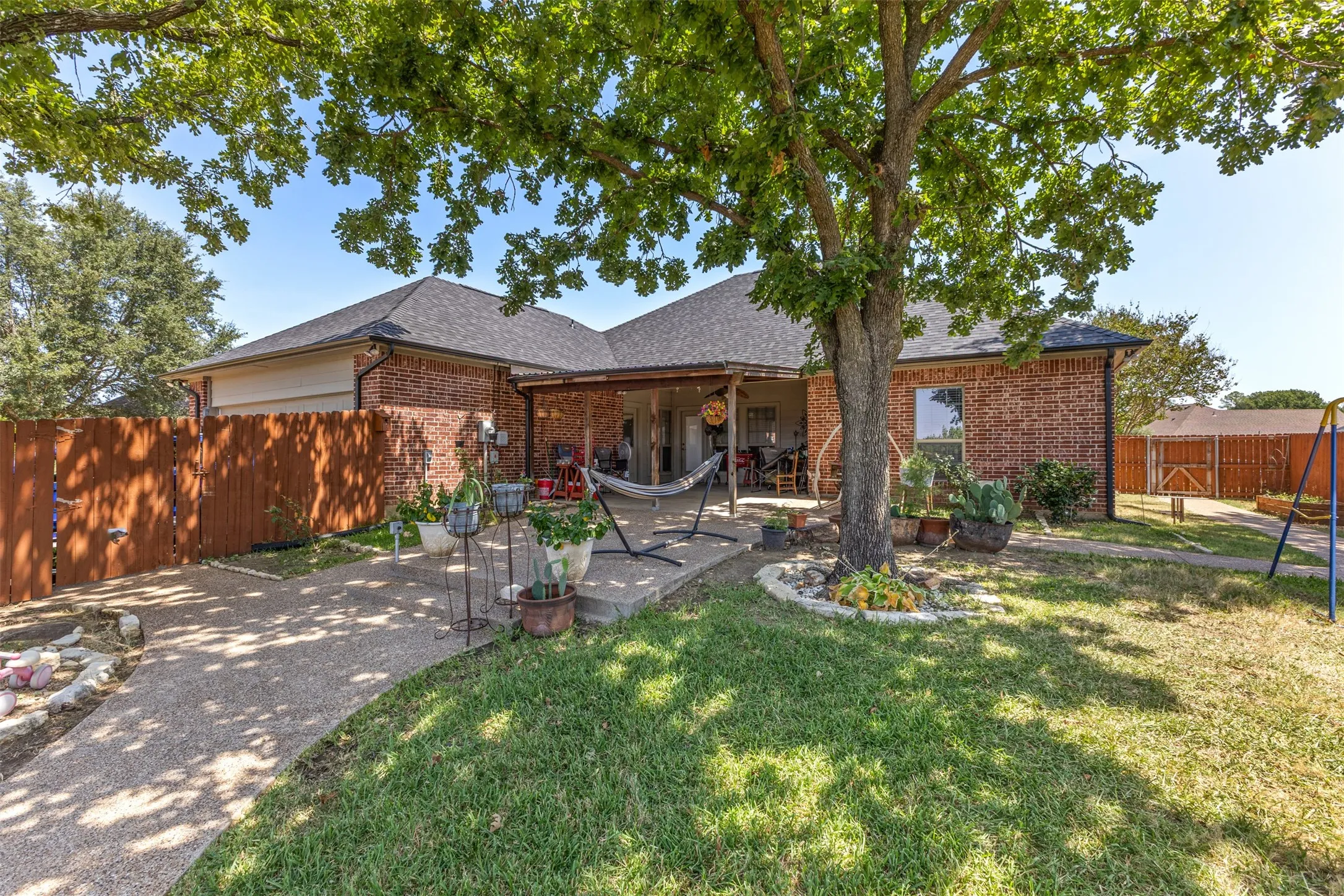 Single Family Residence For Sale in Ellis County , 1010 Williams Street, Ennis, Texas 75119, 3 Bedroom, 3 Bathroom, 2 Garage spaces, 1,933 Sqft, built in 2005, mls#21354624, Real Estate Agent in Ennis, Homes For Sale in Ellis county, Homes For Sale in Ennis, Realtor in Ennis Texas, Real Estate Brokerage Independent Realty Texas, Luminita Cordes Realtor