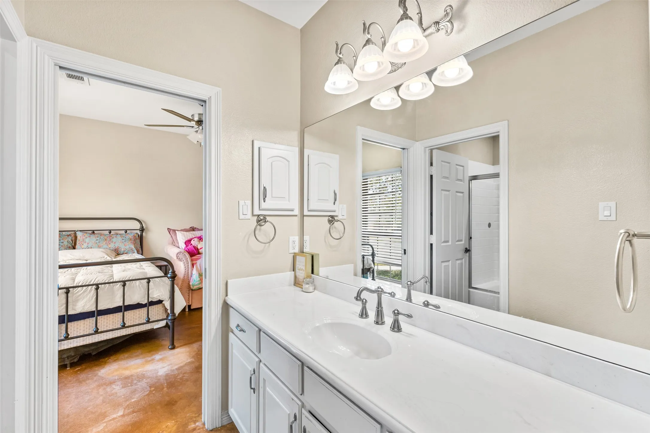 Single Family Residence For Sale in Ellis County , 1010 Williams Street, Ennis, Texas 75119, 3 Bedroom, 3 Bathroom, 2 Garage spaces, 1,933 Sqft, built in 2005, mls#21354624, Real Estate Agent in Ennis, Homes For Sale in Ellis county, Homes For Sale in Ennis, Realtor in Ennis Texas, Real Estate Brokerage Independent Realty Texas, Luminita Cordes Realtor
