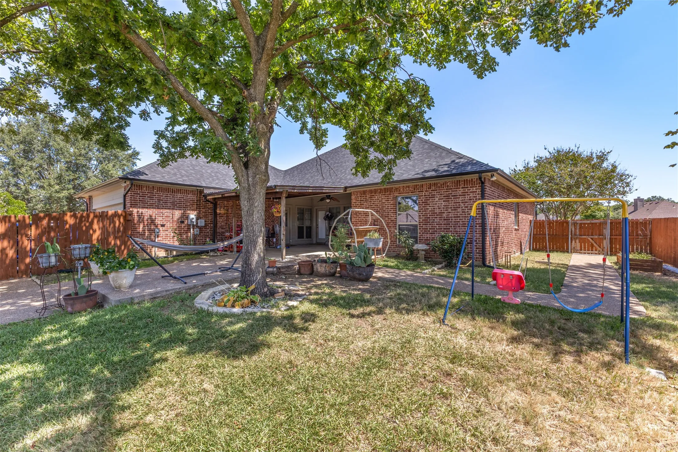 Single Family Residence For Sale in Ellis County , 1010 Williams Street, Ennis, Texas 75119, 3 Bedroom, 3 Bathroom, 2 Garage spaces, 1,933 Sqft, built in 2005, mls#21354624, Real Estate Agent in Ennis, Homes For Sale in Ellis county, Homes For Sale in Ennis, Realtor in Ennis Texas, Real Estate Brokerage Independent Realty Texas, Luminita Cordes Realtor