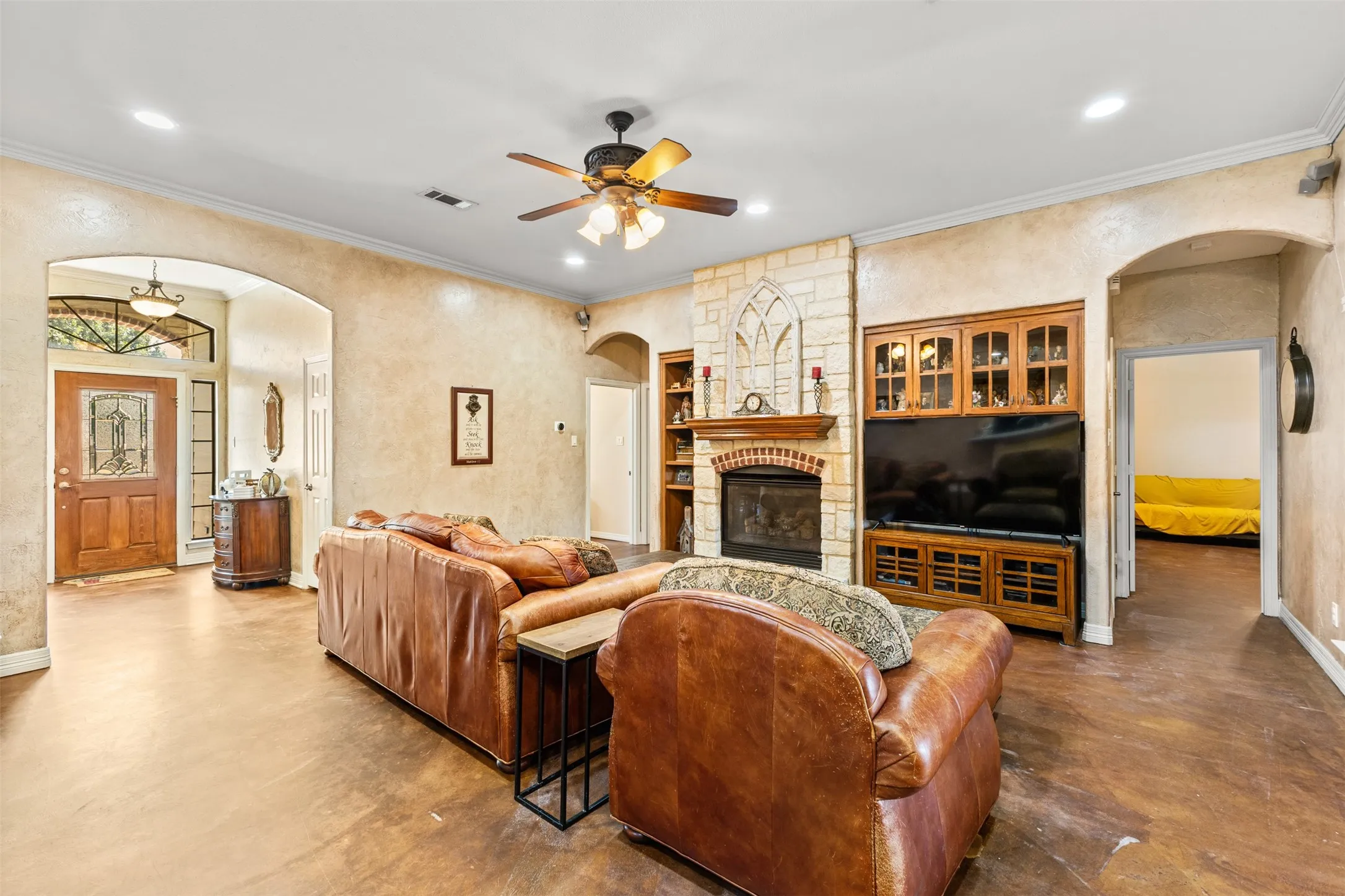 Single Family Residence For Sale in Ellis County , 1010 Williams Street, Ennis, Texas 75119, 3 Bedroom, 3 Bathroom, 2 Garage spaces, 1,933 Sqft, built in 2005, mls#21354624, Real Estate Agent in Ennis, Homes For Sale in Ellis county, Homes For Sale in Ennis, Realtor in Ennis Texas, Real Estate Brokerage Independent Realty Texas, Luminita Cordes Realtor