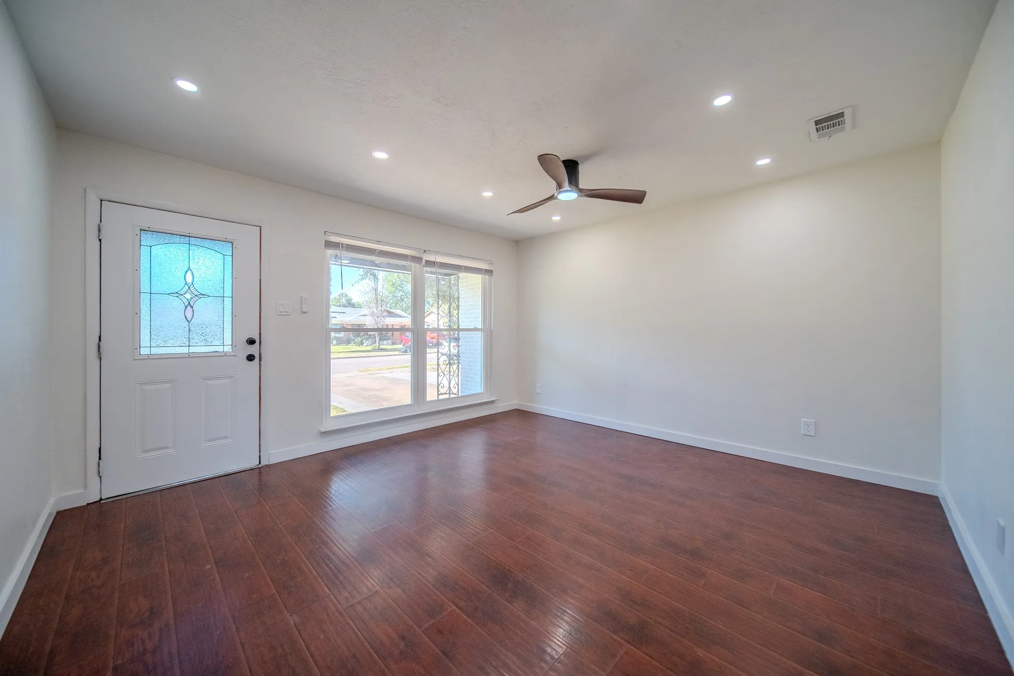 Single Family Residence For Sale in Dallas County , 2901 Maple Drive, Garland, Texas 75042, 4 Bedroom, 2 Bathroom, Garage spaces, 1,277 Sqft, built in 1958, mls#21366707, Real Estate Agent in Garland, Homes For Sale in Dallas county, Homes For Sale in Garland, Realtor in Garland Texas, Real Estate Brokerage Independent Realty Texas, Luminita Cordes Realtor