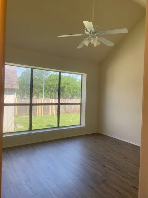 Single Family Residence For Sale in Dallas County , 2115 Sunset Drive, Balch Springs, Texas 75180, 3 Bedroom, 2 Bathroom, 1 Garage spaces, 1,212 Sqft, built in 1986, mls#21360954, Real Estate Agent in Balch Springs, Homes For Sale in Dallas county, Homes For Sale in Balch Springs, Realtor in Balch Springs Texas, Real Estate Brokerage Independent Realty Texas, Luminita Cordes Realtor