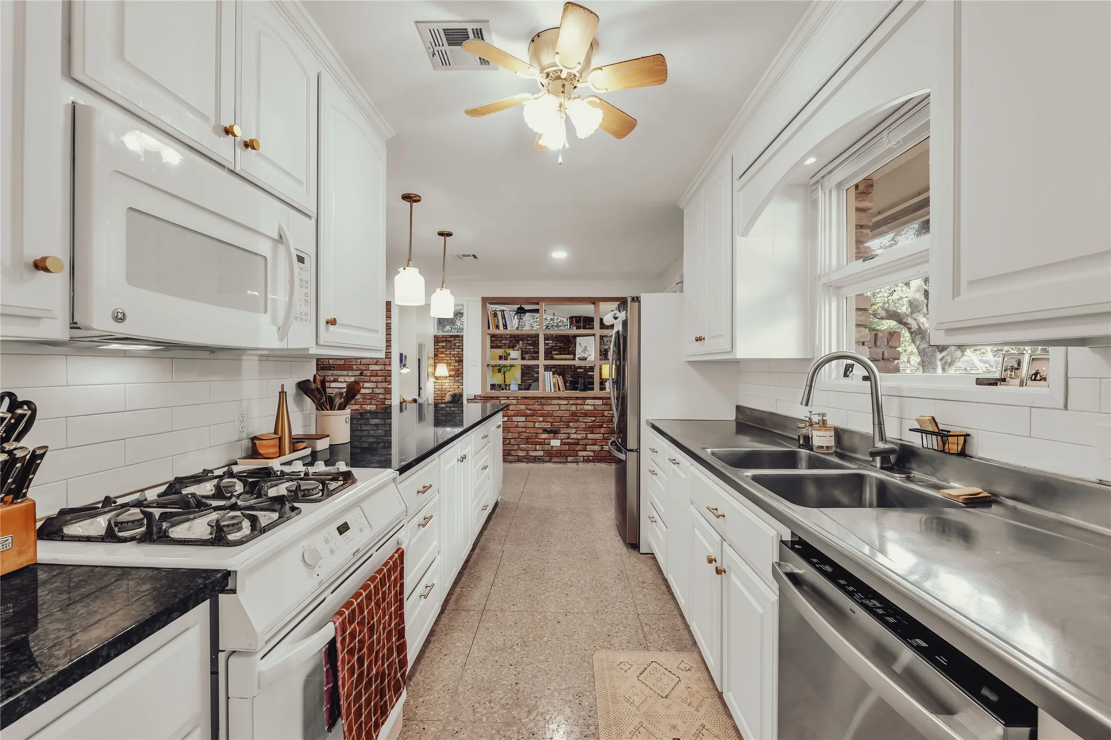 Single Family Residence For Sale in Mc Lennan County , 2112 Gregory Lane, Waco, Texas 76708, 3 Bedroom, 3 Bathroom, 2 Garage spaces, 2,441 Sqft, built in 1955, mls#21365959, Real Estate Agent in Waco, Homes For Sale in Mc Lennan county, Homes For Sale in Waco, Realtor in Waco Texas, Real Estate Brokerage Independent Realty Texas, Luminita Cordes Realtor