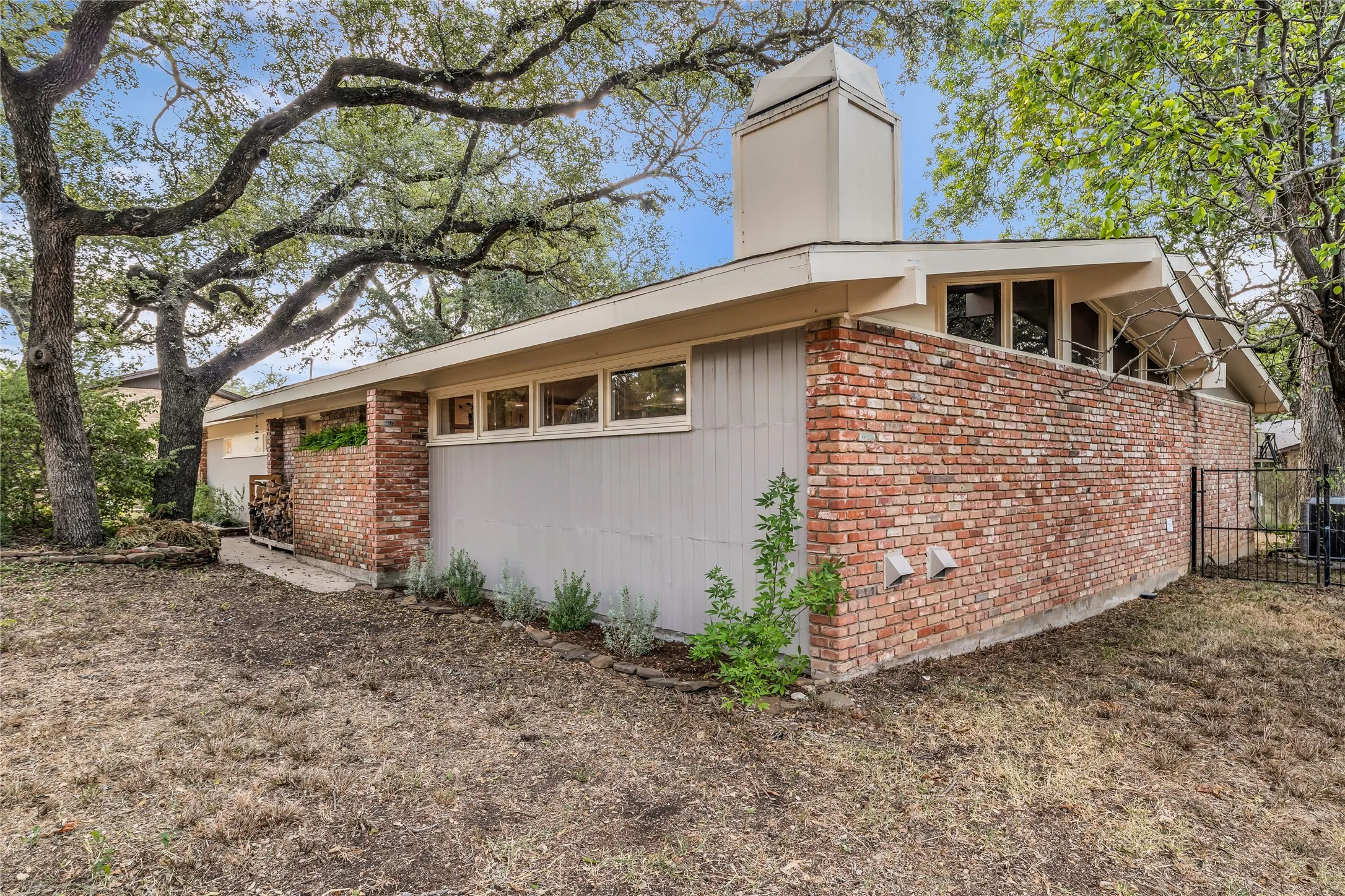 Single Family Residence For Sale in Mc Lennan County , 2112 Gregory Lane, Waco, Texas 76708, 3 Bedroom, 3 Bathroom, 2 Garage spaces, 2,441 Sqft, built in 1955, mls#21365959, Real Estate Agent in Waco, Homes For Sale in Mc Lennan county, Homes For Sale in Waco, Realtor in Waco Texas, Real Estate Brokerage Independent Realty Texas, Luminita Cordes Realtor