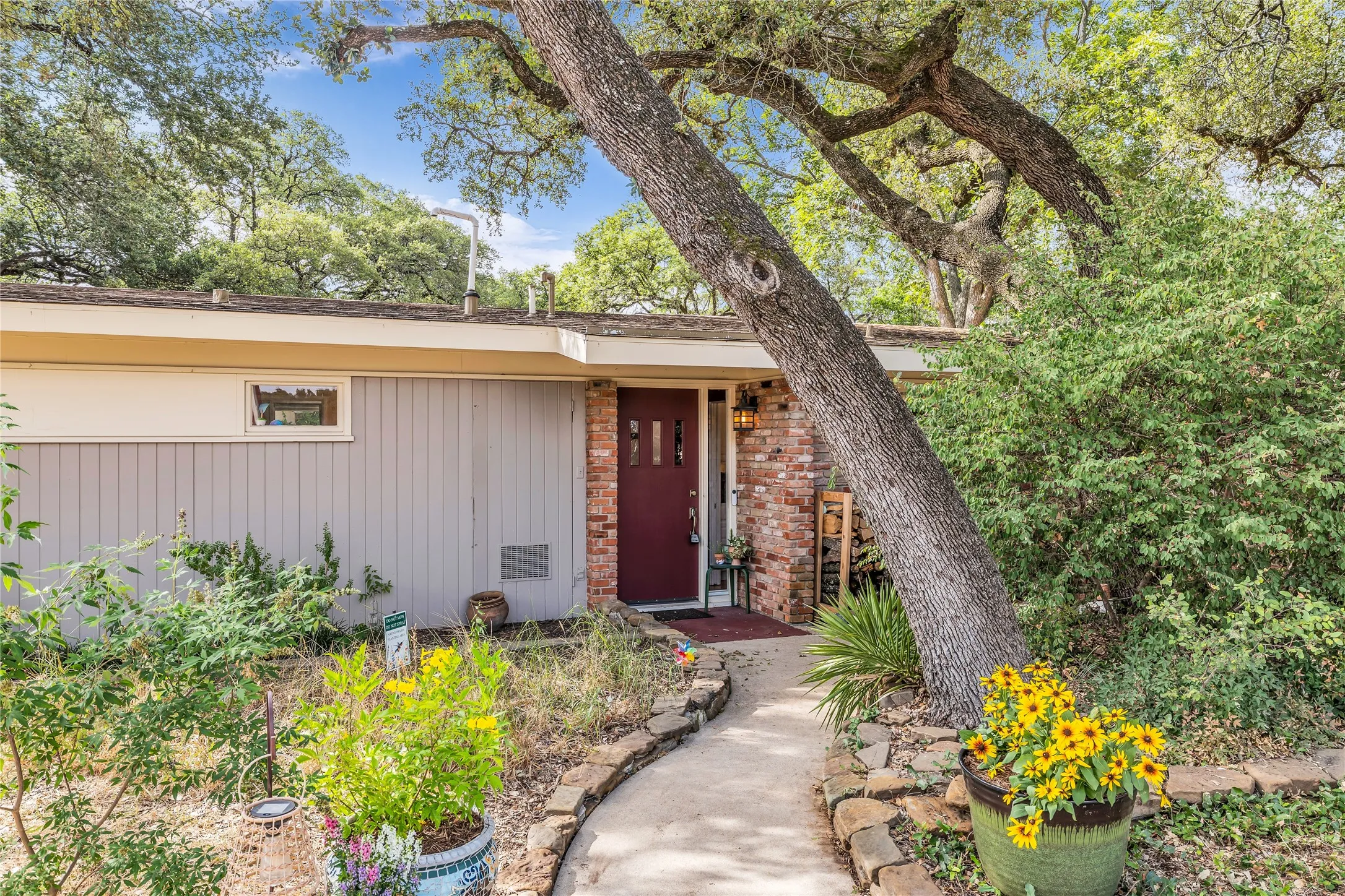 Single Family Residence For Sale in Mc Lennan County , 2112 Gregory Lane, Waco, Texas 76708, 3 Bedroom, 3 Bathroom, 2 Garage spaces, 2,441 Sqft, built in 1955, mls#21365959, Real Estate Agent in Waco, Homes For Sale in Mc Lennan county, Homes For Sale in Waco, Realtor in Waco Texas, Real Estate Brokerage Independent Realty Texas, Luminita Cordes Realtor