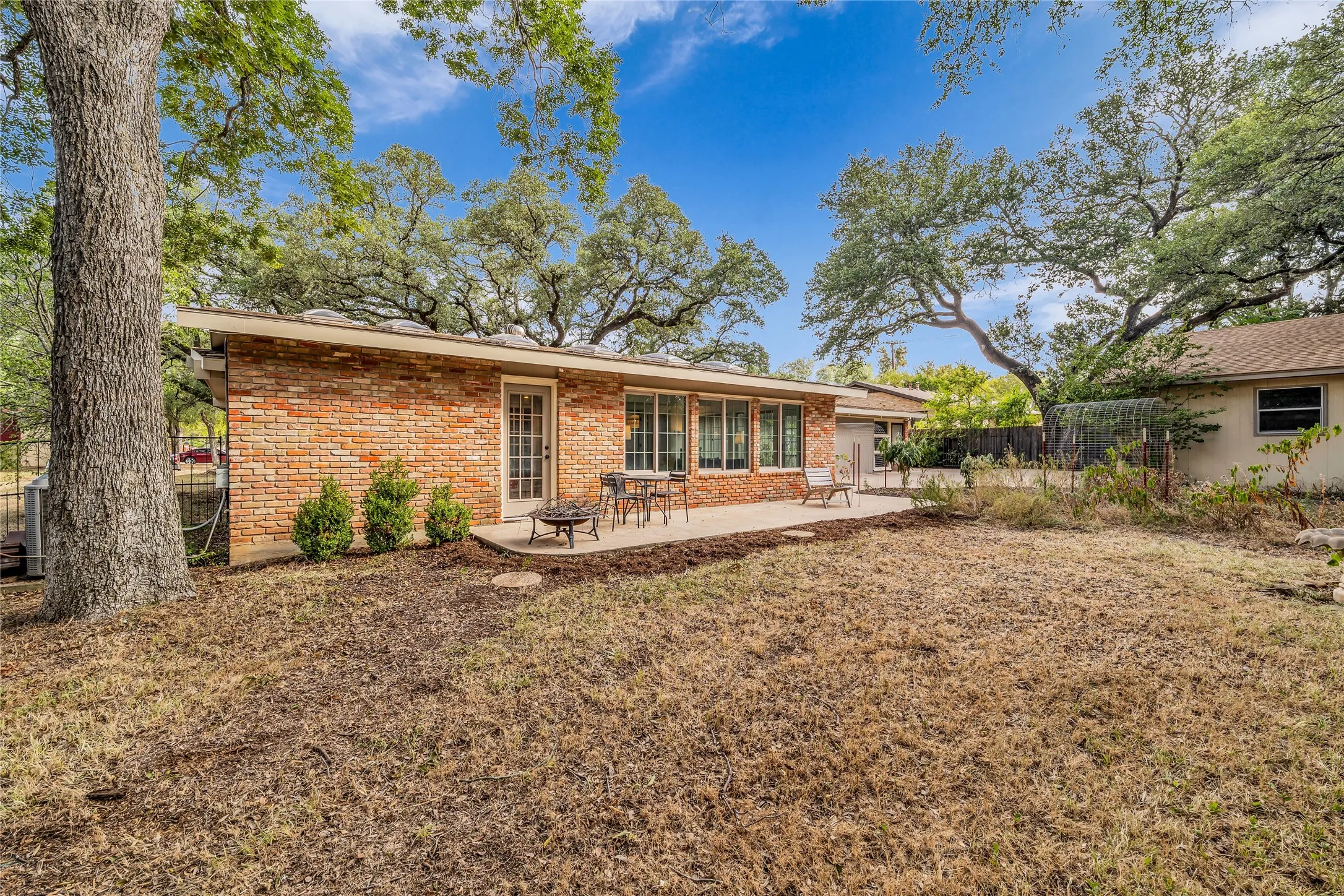 Single Family Residence For Sale in Mc Lennan County , 2112 Gregory Lane, Waco, Texas 76708, 3 Bedroom, 3 Bathroom, 2 Garage spaces, 2,441 Sqft, built in 1955, mls#21365959, Real Estate Agent in Waco, Homes For Sale in Mc Lennan county, Homes For Sale in Waco, Realtor in Waco Texas, Real Estate Brokerage Independent Realty Texas, Luminita Cordes Realtor