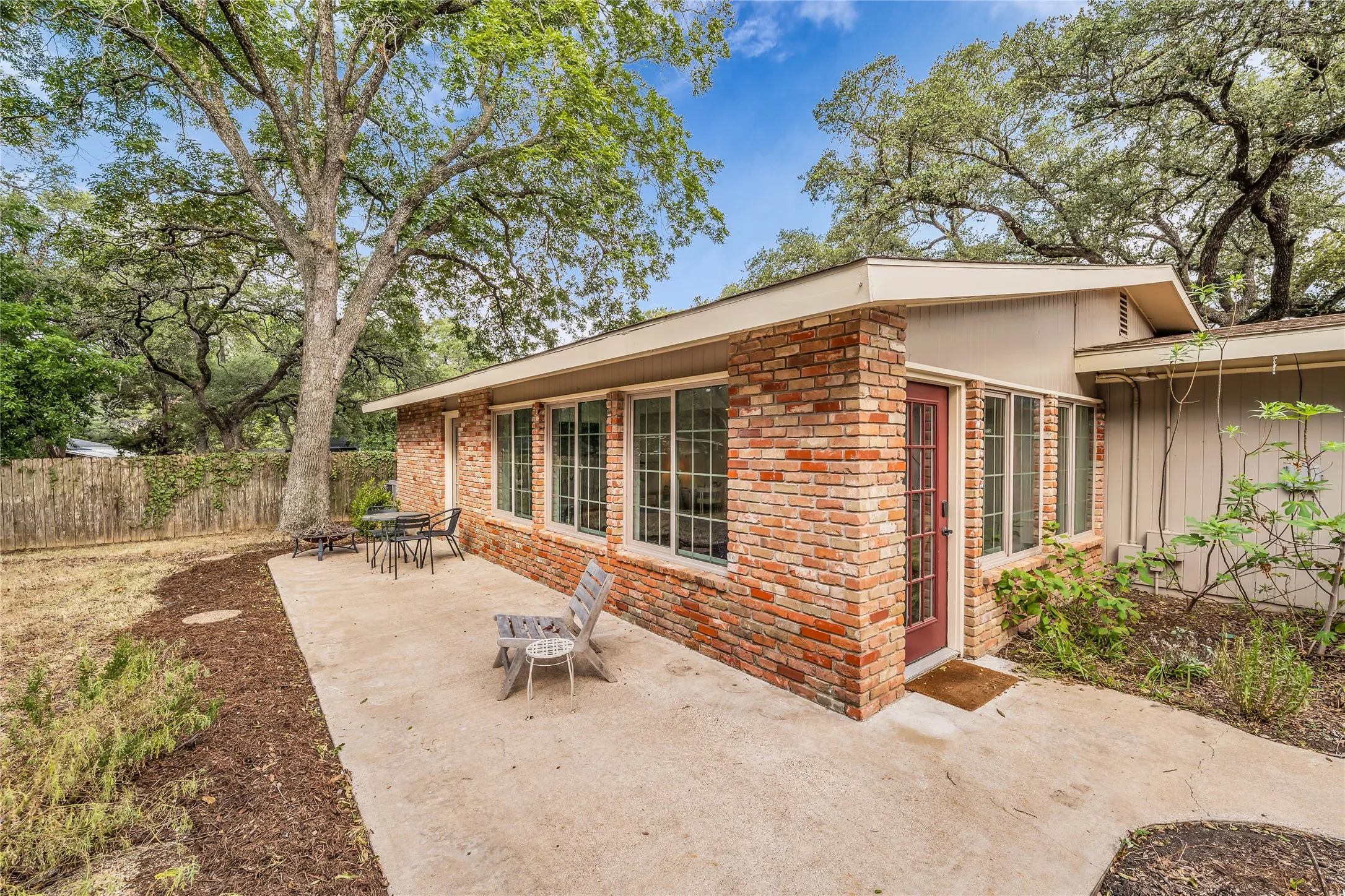 Single Family Residence For Sale in Mc Lennan County , 2112 Gregory Lane, Waco, Texas 76708, 3 Bedroom, 3 Bathroom, 2 Garage spaces, 2,441 Sqft, built in 1955, mls#21365959, Real Estate Agent in Waco, Homes For Sale in Mc Lennan county, Homes For Sale in Waco, Realtor in Waco Texas, Real Estate Brokerage Independent Realty Texas, Luminita Cordes Realtor