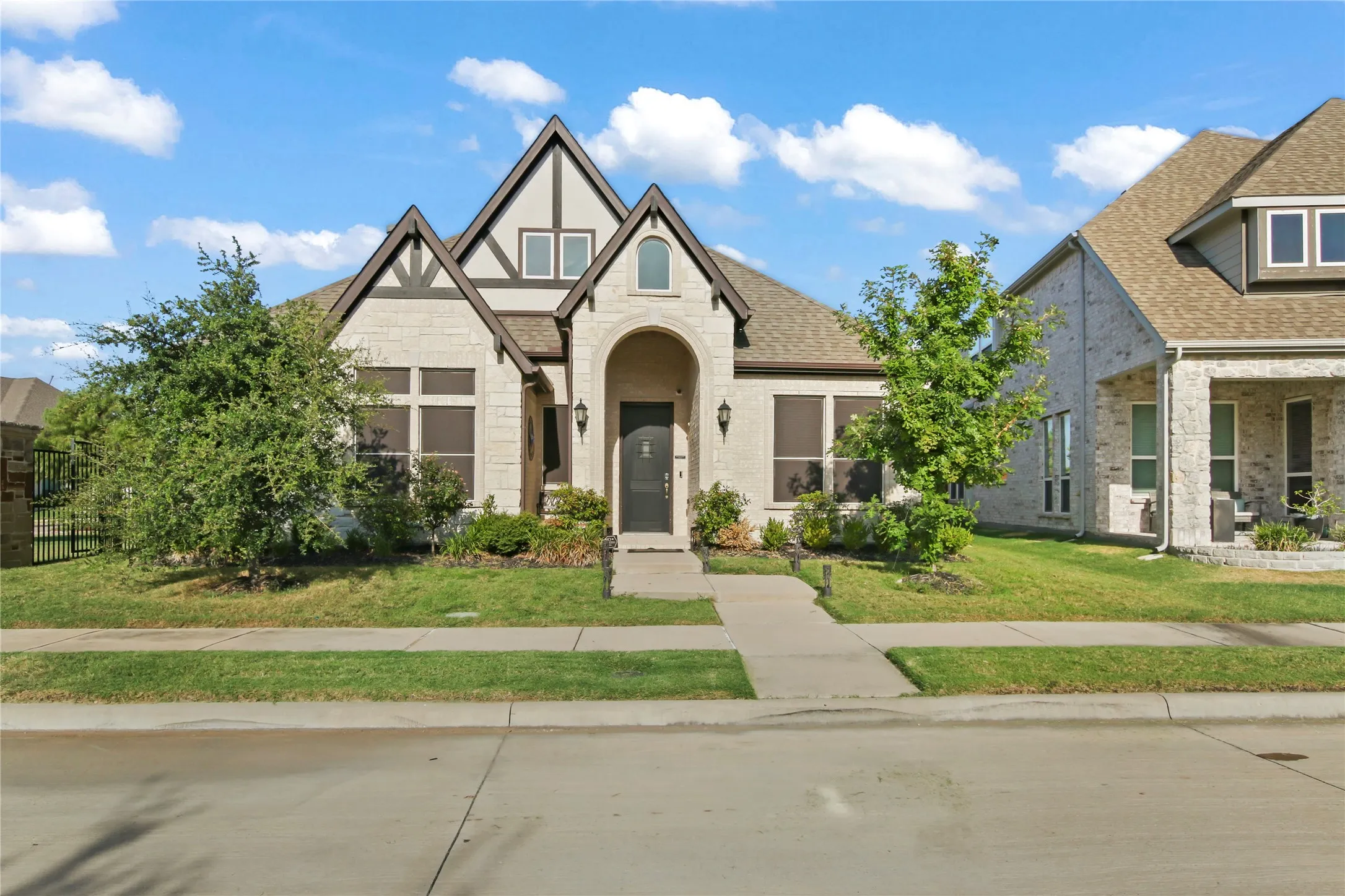 Single Family Residence For Sale in Dallas County , 12505 Amesbury Way, Farmers Branch, Texas 75234, 3 Bedroom, 3 Bathroom, 2 Garage spaces, 2,311 Sqft, built in 2019, mls#21366877, Real Estate Agent in Farmers Branch, Homes For Sale in Dallas county, Homes For Sale in Farmers Branch, Realtor in Farmers Branch Texas, Real Estate Brokerage Independent Realty Texas, Luminita Cordes Realtor