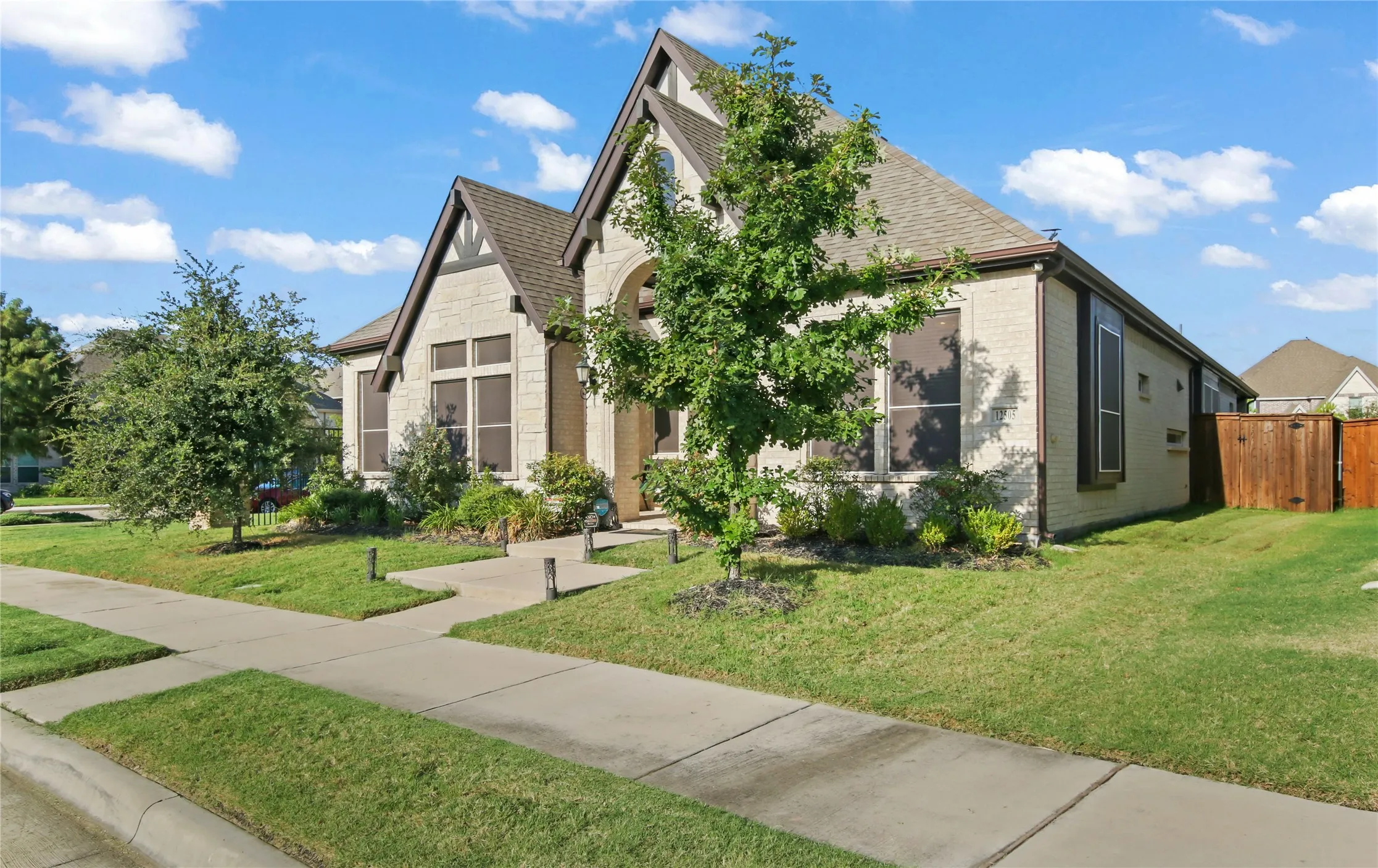 Single Family Residence For Sale in Dallas County , 12505 Amesbury Way, Farmers Branch, Texas 75234, 3 Bedroom, 3 Bathroom, 2 Garage spaces, 2,311 Sqft, built in 2019, mls#21366877, Real Estate Agent in Farmers Branch, Homes For Sale in Dallas county, Homes For Sale in Farmers Branch, Realtor in Farmers Branch Texas, Real Estate Brokerage Independent Realty Texas, Luminita Cordes Realtor