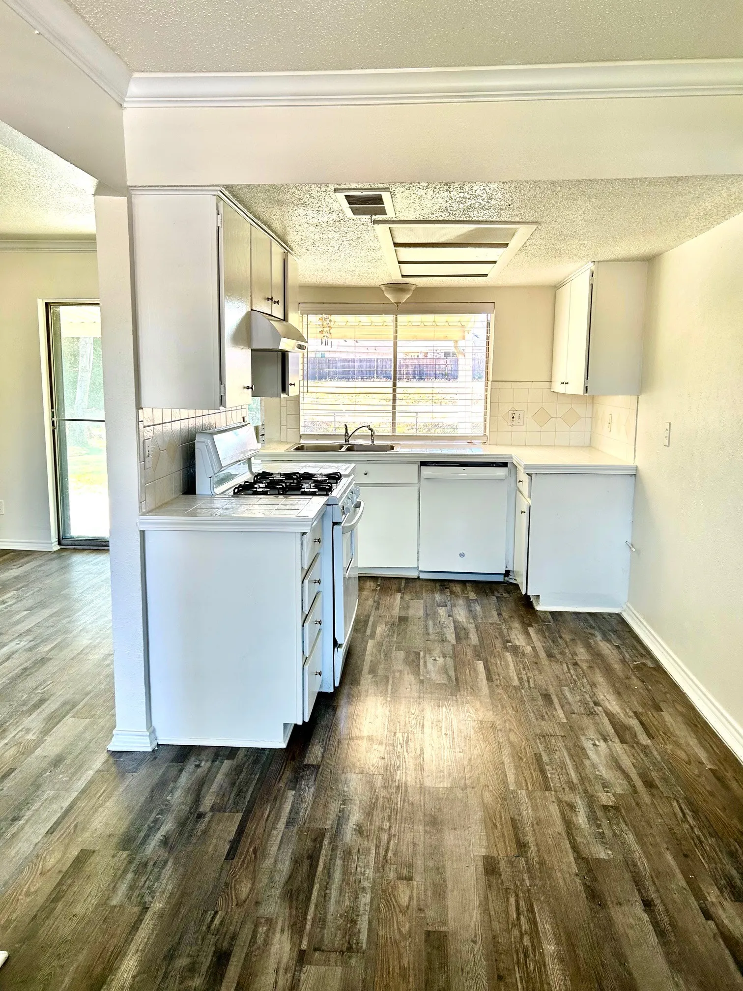 Single Family Residence For Sale in Dallas County , 834 Quebec Drive, Garland, Texas 75040, 3 Bedroom, 2 Bathroom, Garage spaces, 1,272 Sqft, built in 1970, mls#21360402, Real Estate Agent in Garland, Homes For Sale in Dallas county, Homes For Sale in Garland, Realtor in Garland Texas, Real Estate Brokerage Independent Realty Texas, Luminita Cordes Realtor