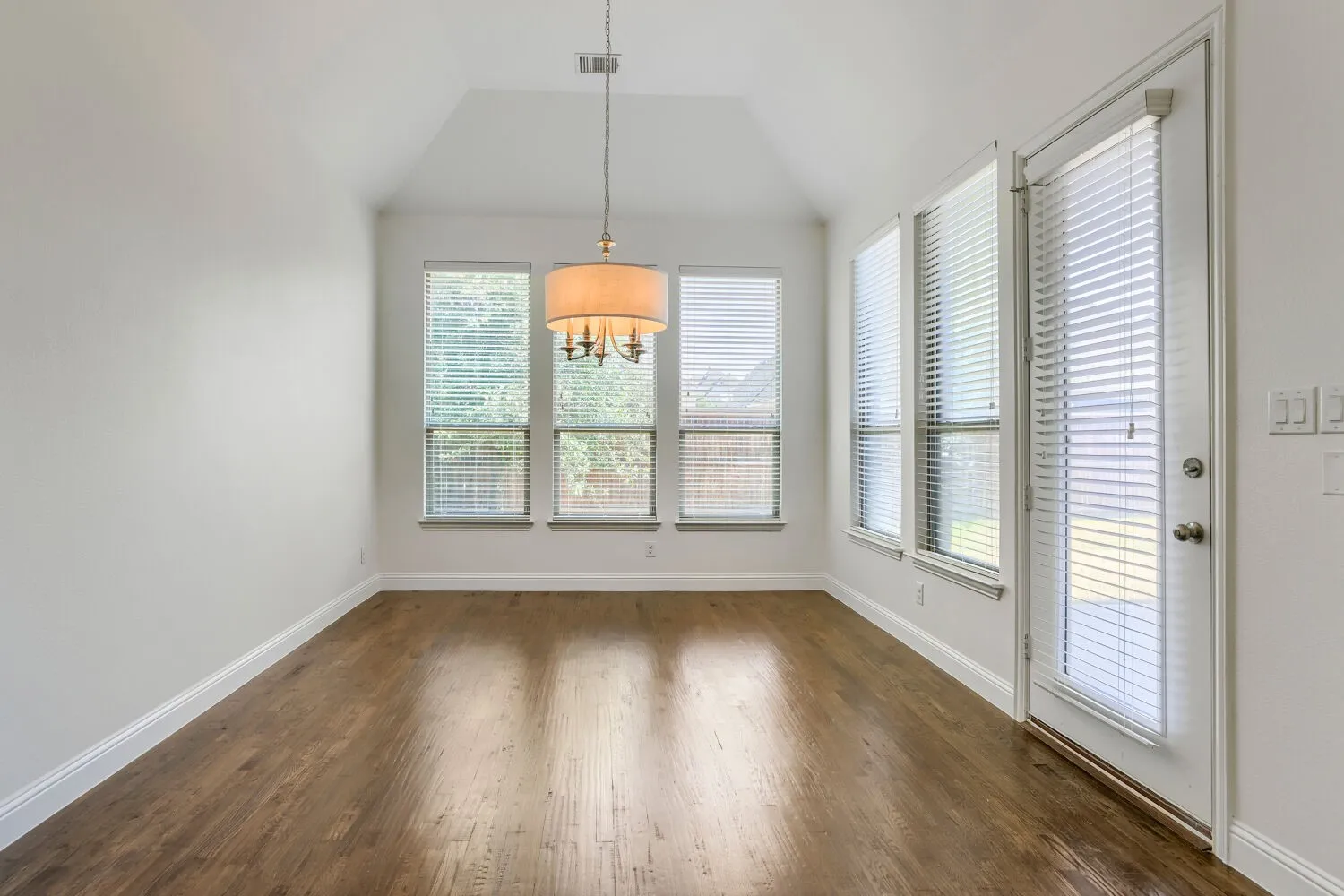Single Family Residence For Sale in Collin County , 1649 Olive Avenue, Celina, Texas 75009, 3 Bedroom, 3 Bathroom, 2 Garage spaces, 2,688 Sqft, built in 2016, mls#21366395, Real Estate Agent in Celina, Homes For Sale in Collin county, Homes For Sale in Celina, Realtor in Celina Texas, Real Estate Brokerage Independent Realty Texas, Luminita Cordes Realtor
