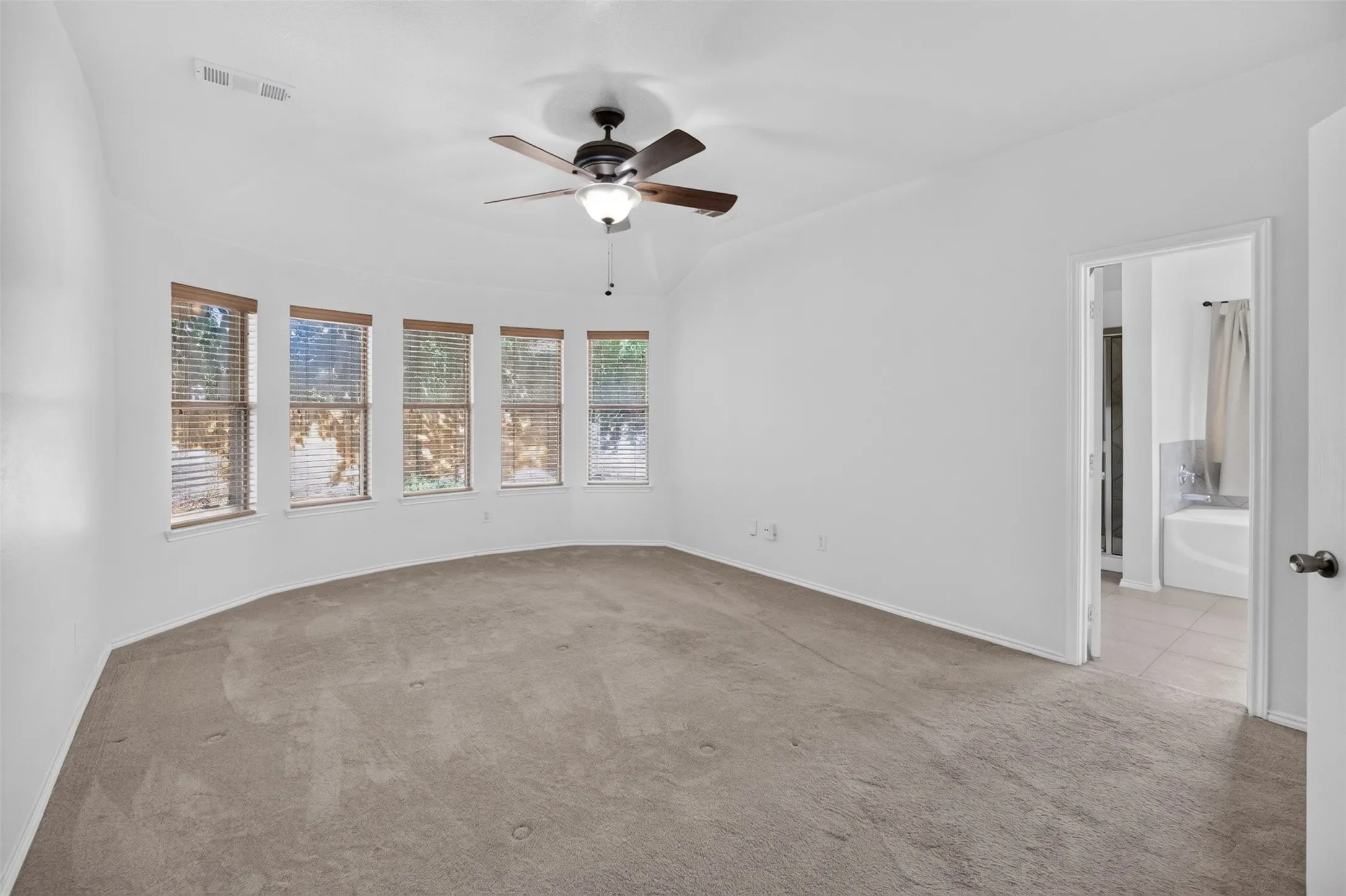 Single Family Residence For Rent in Tarrant County , 5916 Crestview Drive, Grand Prairie, Texas 75052, 4 Bedroom, 2 Bathroom, 2 Garage spaces, 2,235 Sqft, built in 2008, mls#21366889, Real Estate Agent in Grand Prairie, Homes For Rent in Tarrant county, Homes For Rent in Grand Prairie, Realtor in Grand Prairie Texas, Real Estate Brokerage Independent Realty Texas, Luminita Cordes Realtor