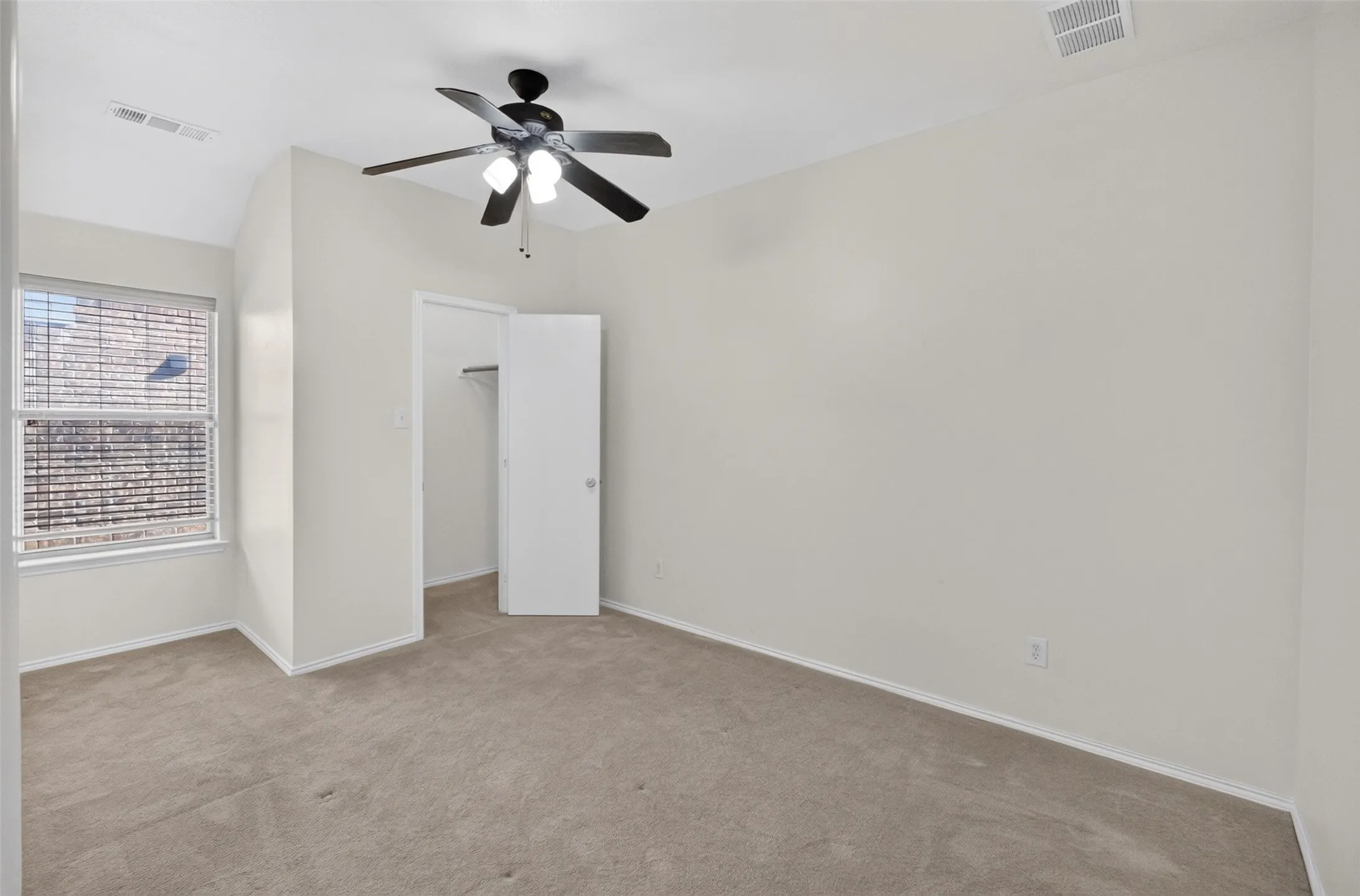 Single Family Residence For Rent in Tarrant County , 5916 Crestview Drive, Grand Prairie, Texas 75052, 4 Bedroom, 2 Bathroom, 2 Garage spaces, 2,235 Sqft, built in 2008, mls#21366889, Real Estate Agent in Grand Prairie, Homes For Rent in Tarrant county, Homes For Rent in Grand Prairie, Realtor in Grand Prairie Texas, Real Estate Brokerage Independent Realty Texas, Luminita Cordes Realtor