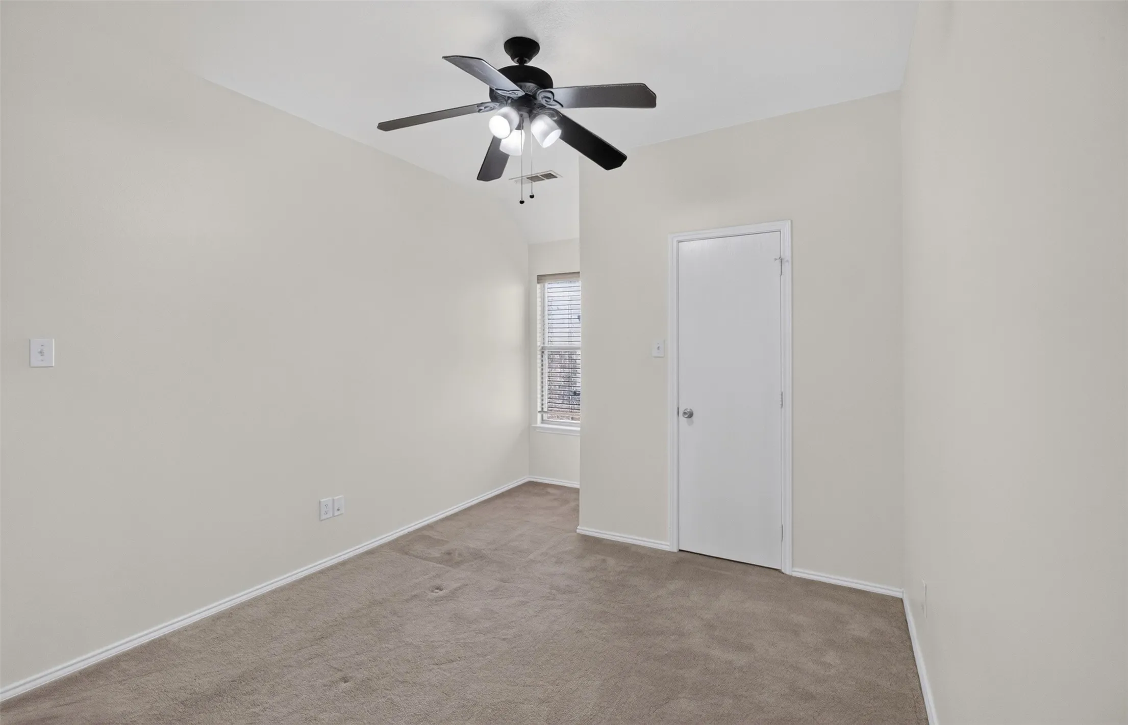 Single Family Residence For Rent in Tarrant County , 5916 Crestview Drive, Grand Prairie, Texas 75052, 4 Bedroom, 2 Bathroom, 2 Garage spaces, 2,235 Sqft, built in 2008, mls#21366889, Real Estate Agent in Grand Prairie, Homes For Rent in Tarrant county, Homes For Rent in Grand Prairie, Realtor in Grand Prairie Texas, Real Estate Brokerage Independent Realty Texas, Luminita Cordes Realtor