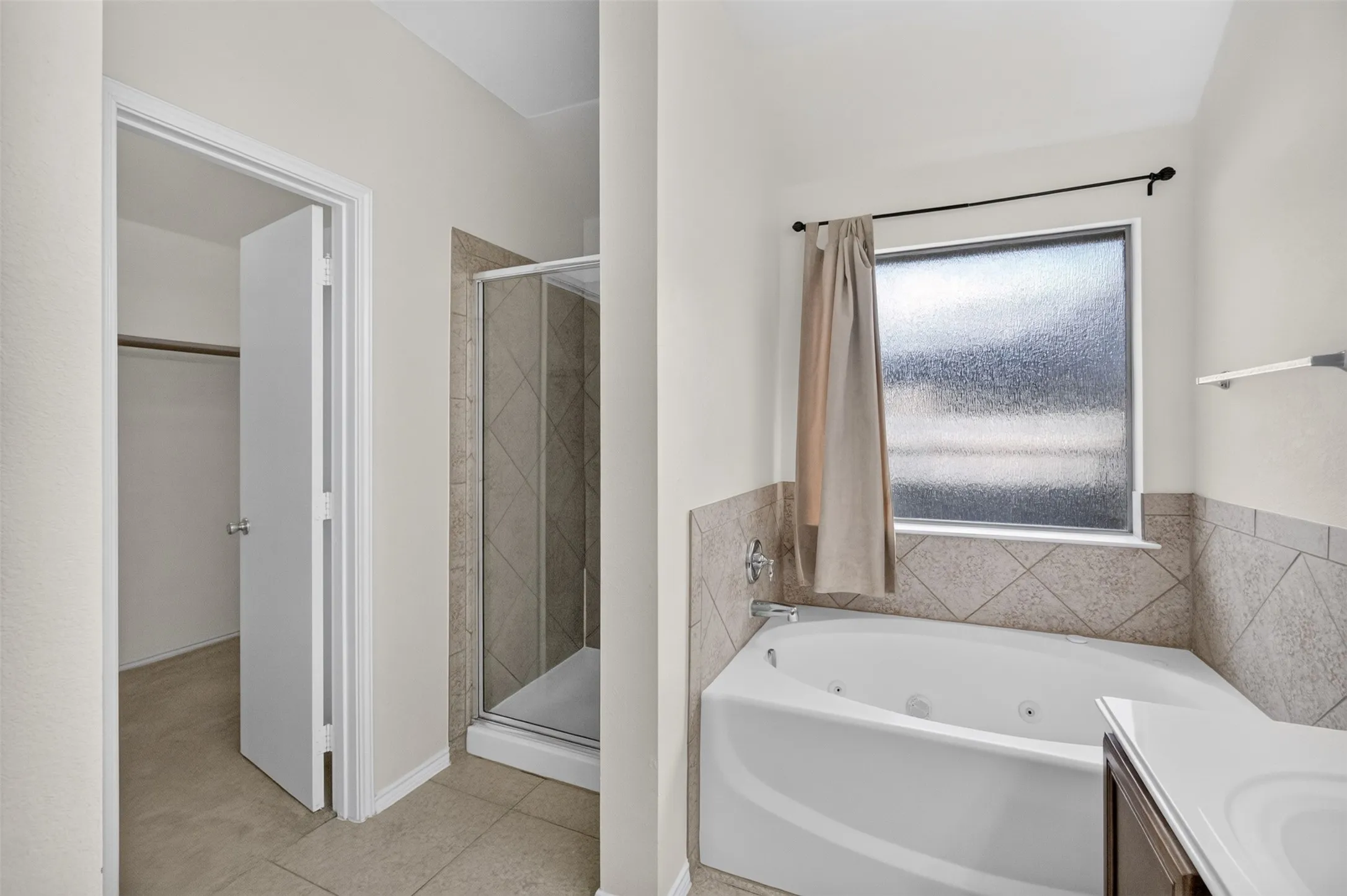 Single Family Residence For Rent in Tarrant County , 5916 Crestview Drive, Grand Prairie, Texas 75052, 4 Bedroom, 2 Bathroom, 2 Garage spaces, 2,235 Sqft, built in 2008, mls#21366889, Real Estate Agent in Grand Prairie, Homes For Rent in Tarrant county, Homes For Rent in Grand Prairie, Realtor in Grand Prairie Texas, Real Estate Brokerage Independent Realty Texas, Luminita Cordes Realtor