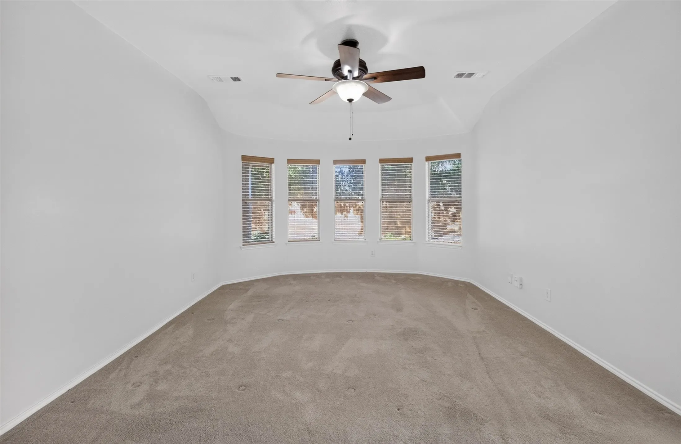 Single Family Residence For Rent in Tarrant County , 5916 Crestview Drive, Grand Prairie, Texas 75052, 4 Bedroom, 2 Bathroom, 2 Garage spaces, 2,235 Sqft, built in 2008, mls#21366889, Real Estate Agent in Grand Prairie, Homes For Rent in Tarrant county, Homes For Rent in Grand Prairie, Realtor in Grand Prairie Texas, Real Estate Brokerage Independent Realty Texas, Luminita Cordes Realtor