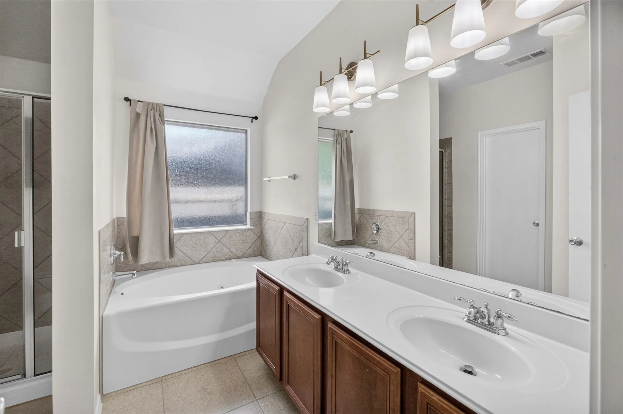 Single Family Residence For Rent in Tarrant County , 5916 Crestview Drive, Grand Prairie, Texas 75052, 4 Bedroom, 2 Bathroom, 2 Garage spaces, 2,235 Sqft, built in 2008, mls#21366889, Real Estate Agent in Grand Prairie, Homes For Rent in Tarrant county, Homes For Rent in Grand Prairie, Realtor in Grand Prairie Texas, Real Estate Brokerage Independent Realty Texas, Luminita Cordes Realtor